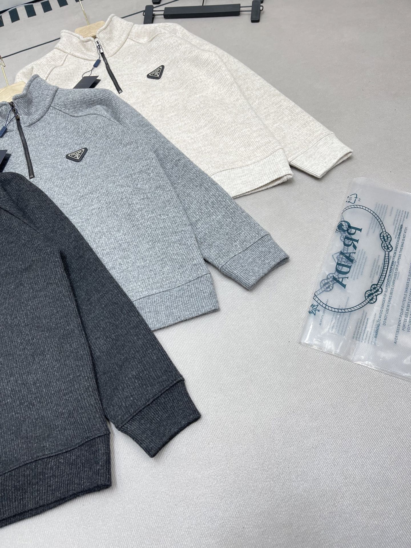 VR2200-VR2202，Prada sweater 373.99 上QA gallery