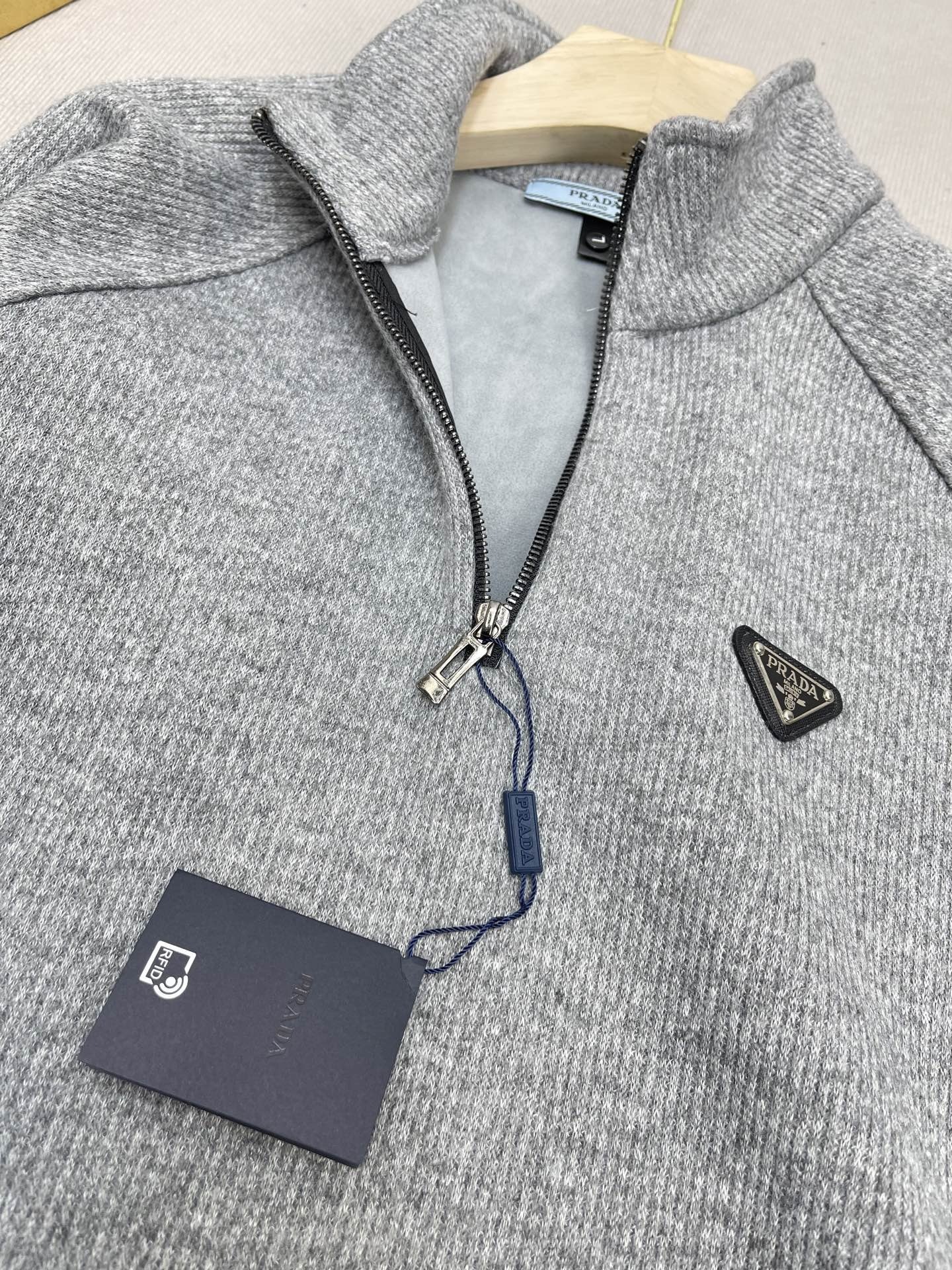 VR2200-VR2202，Prada sweater 373.99 上QA gallery