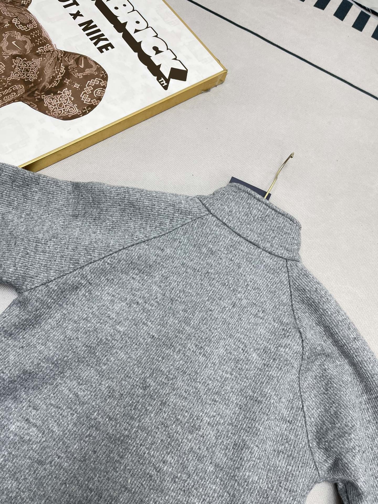 VR2200-VR2202，Prada sweater 373.99 上QA gallery