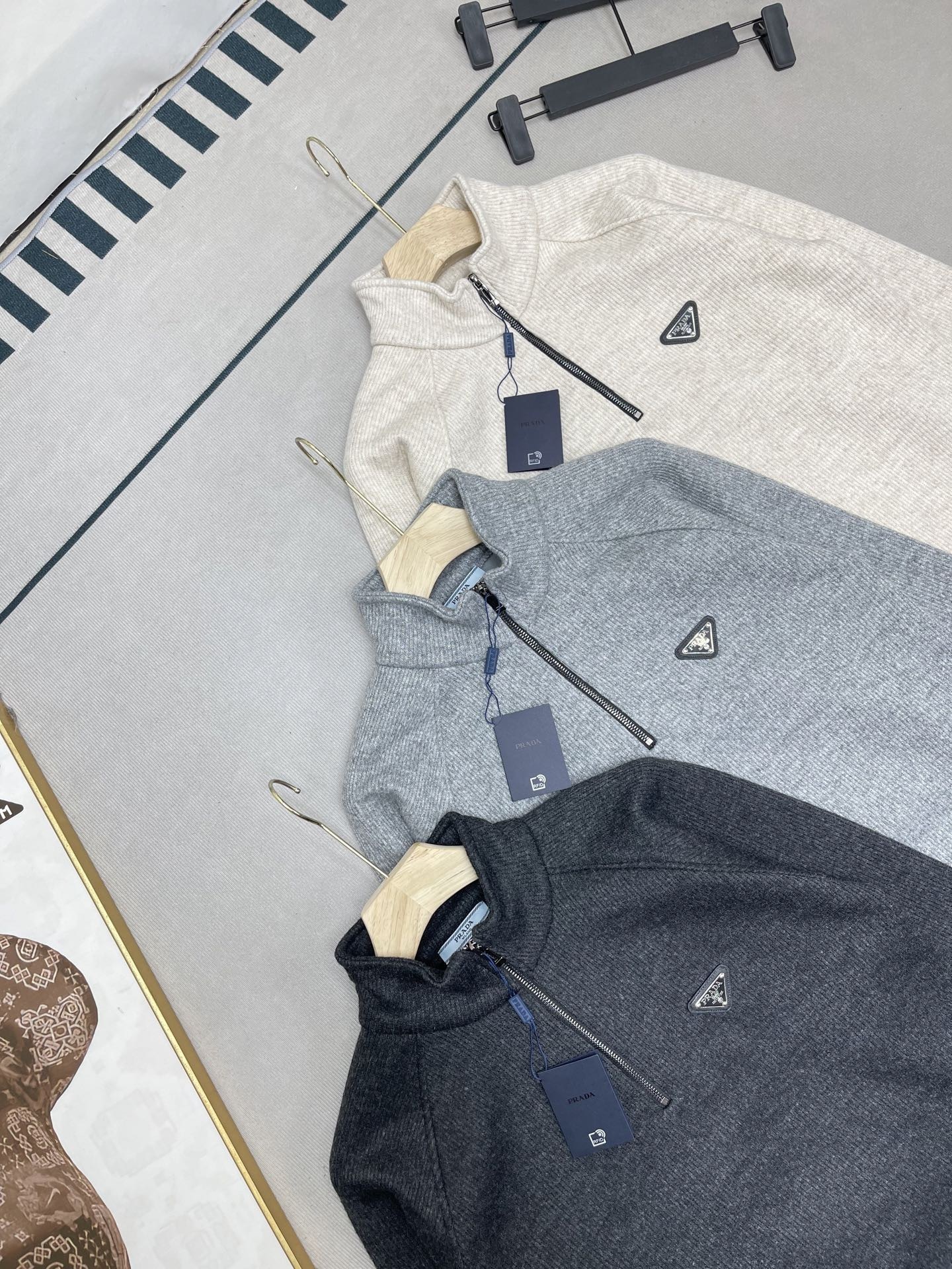 VR2200-VR2202，Prada sweater 373.99 上QA gallery