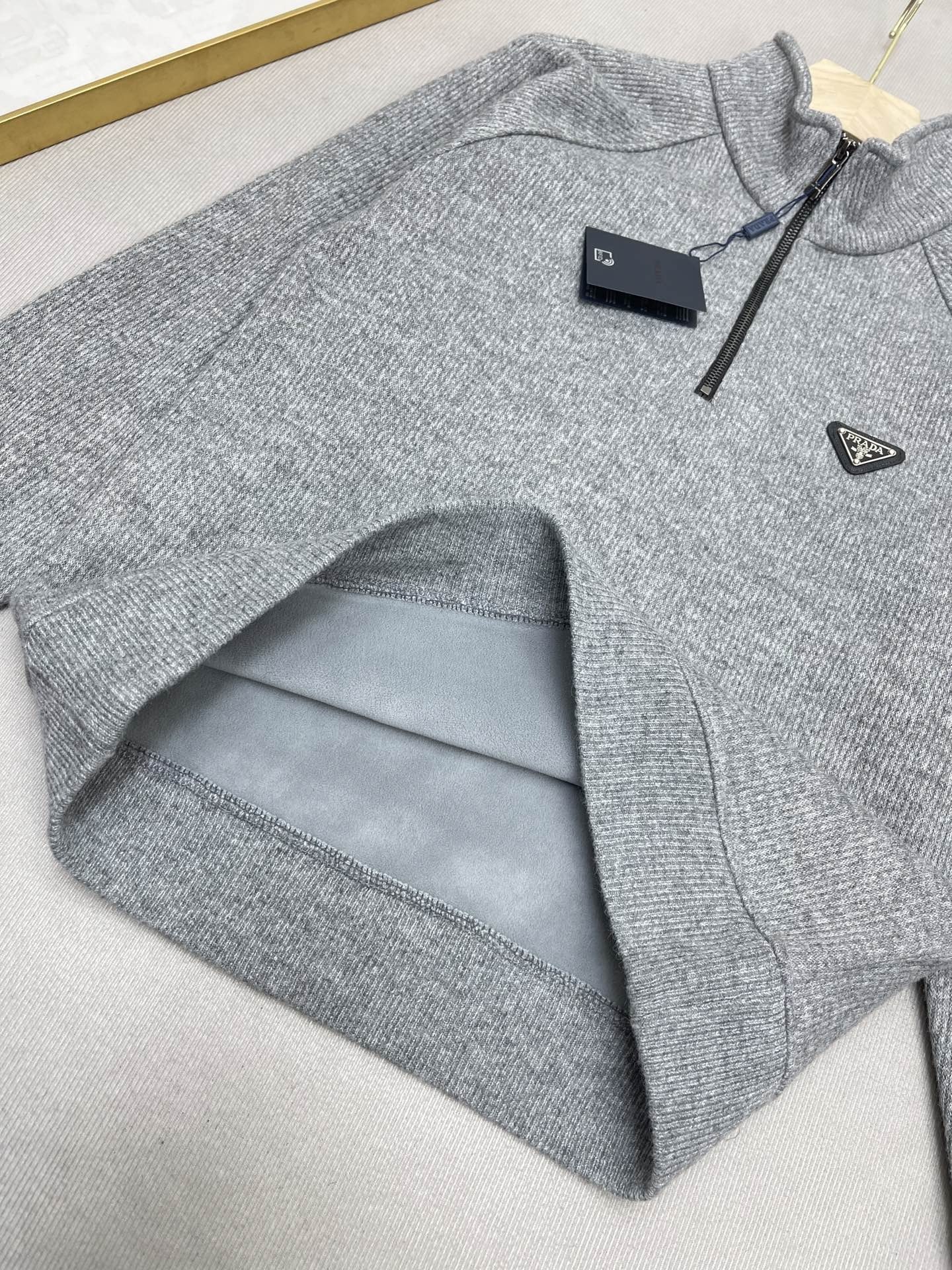VR2200-VR2202，Prada sweater 373.99 上QA gallery