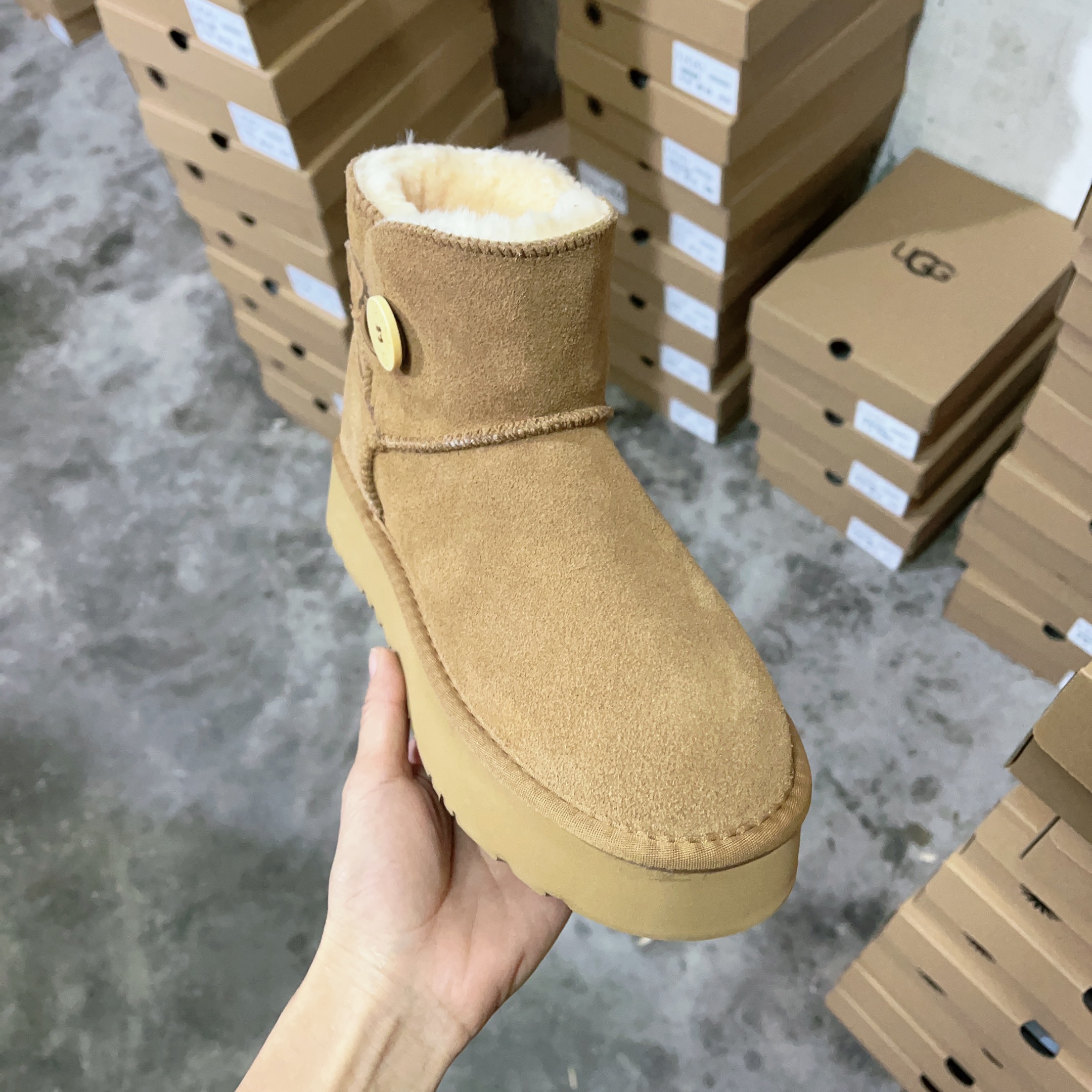 XV113，Ugg shoes size35-44 338.99 gallery