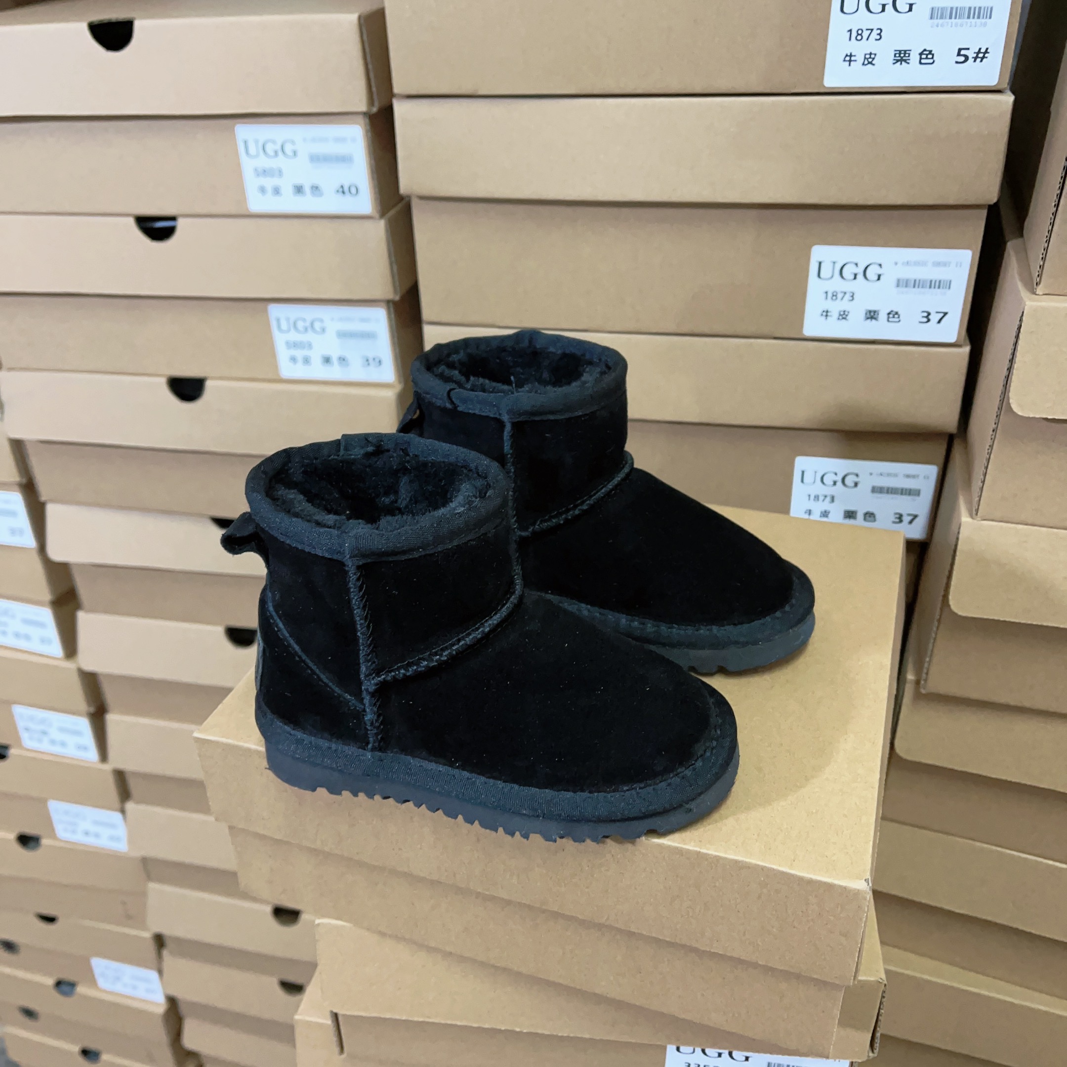 XV151-XV156，Ugg shoes with box. Size35-44 298.99 gallery