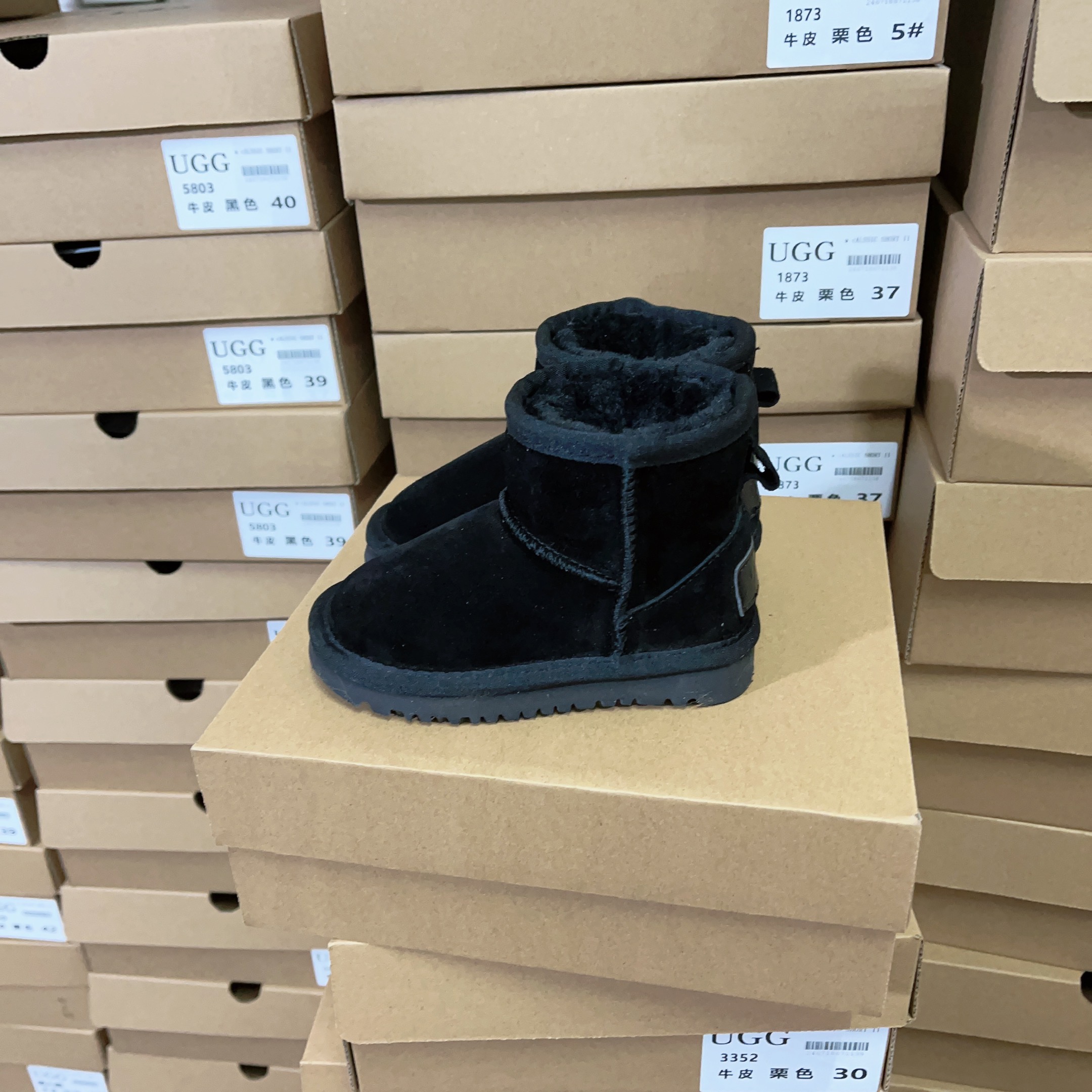 XV151-XV156，Ugg shoes with box. Size35-44 298.99 gallery