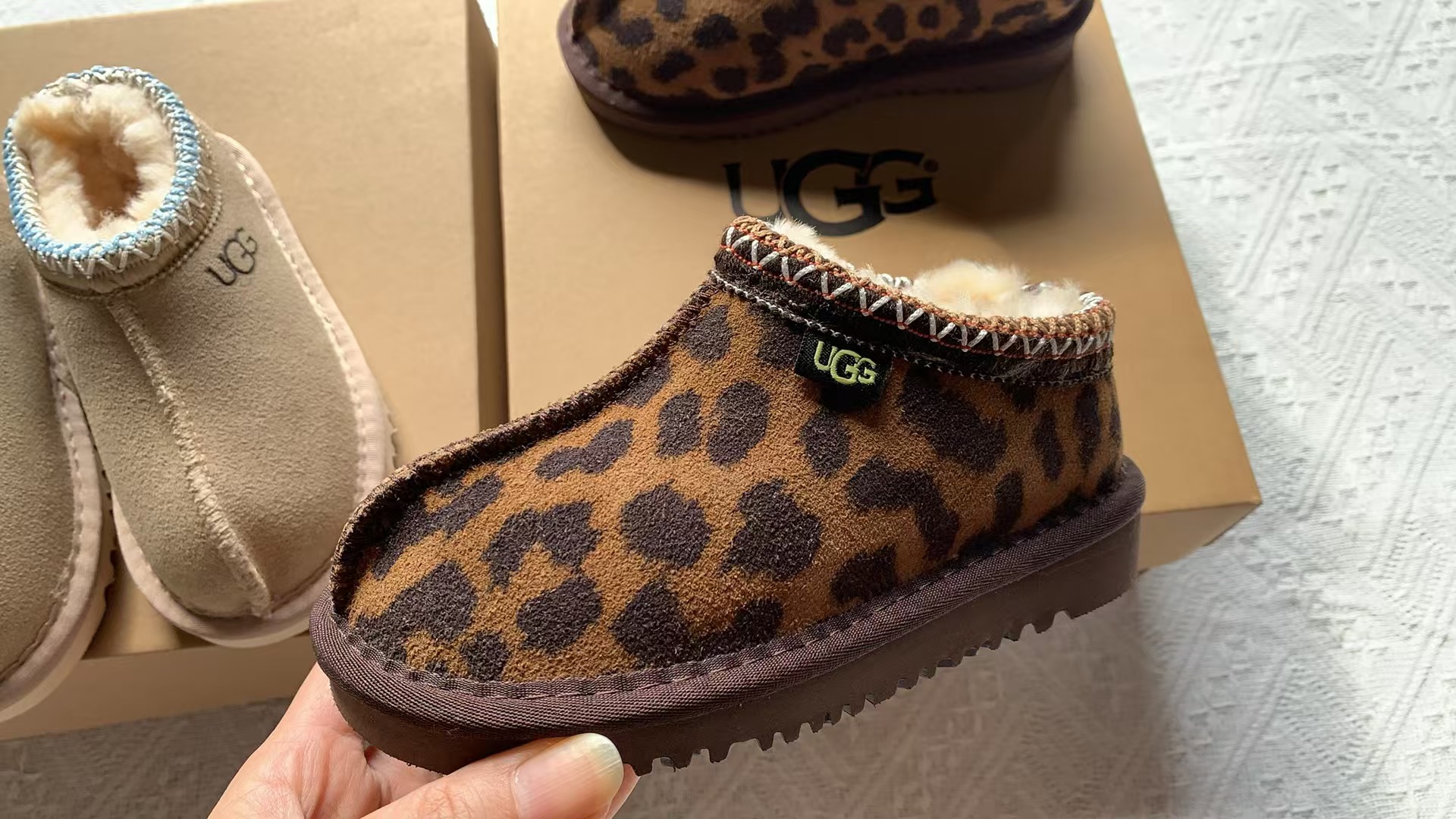 video XV009-XV010，UGG shoes for kids 222.99 with box gallery