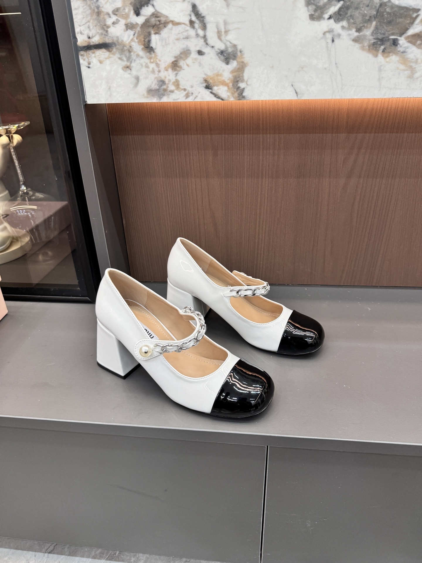 A0IM  $53.88  SIZE 35-40 gallery