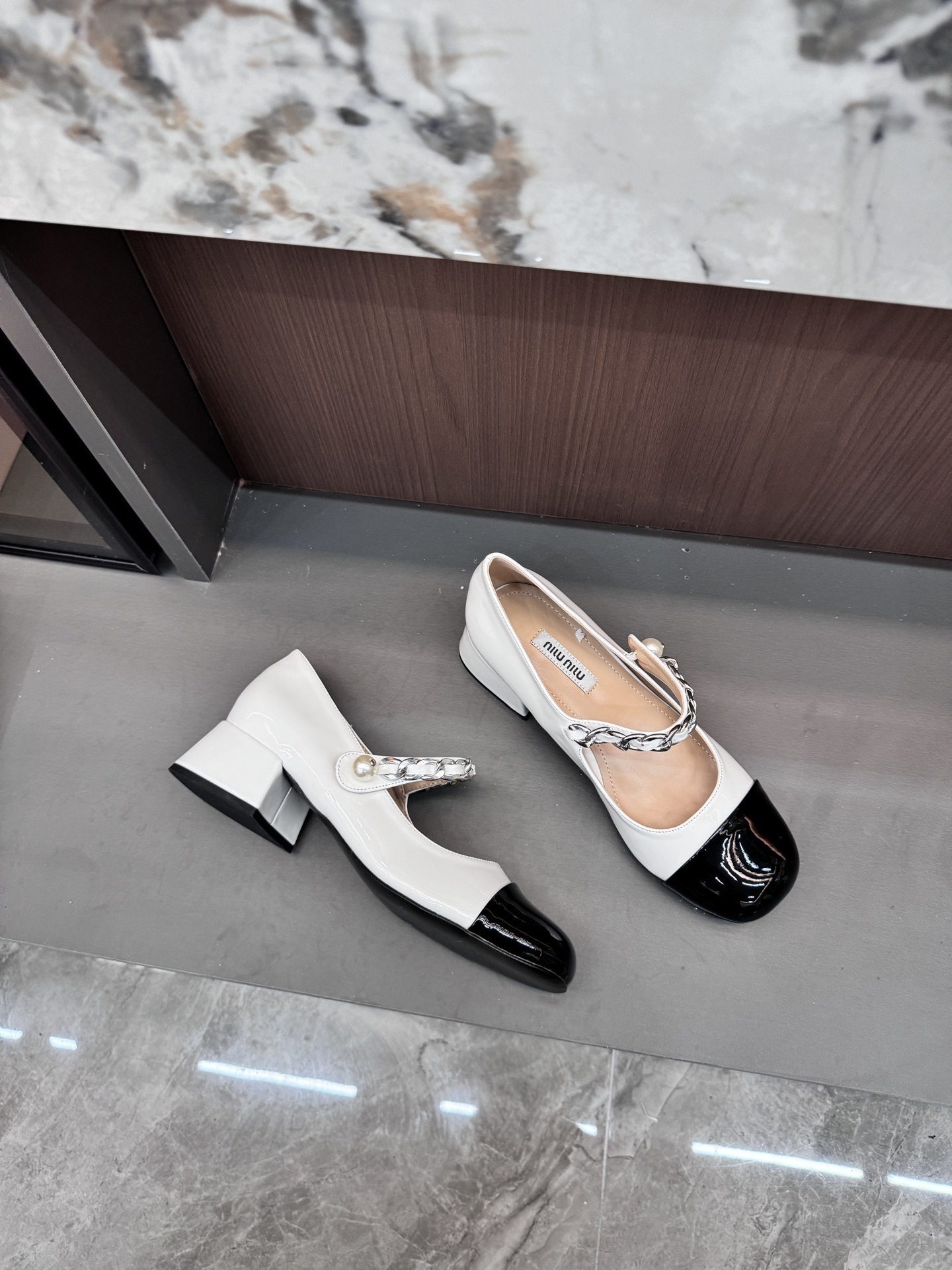 A0IM  $53.88  SIZE 35-40 gallery