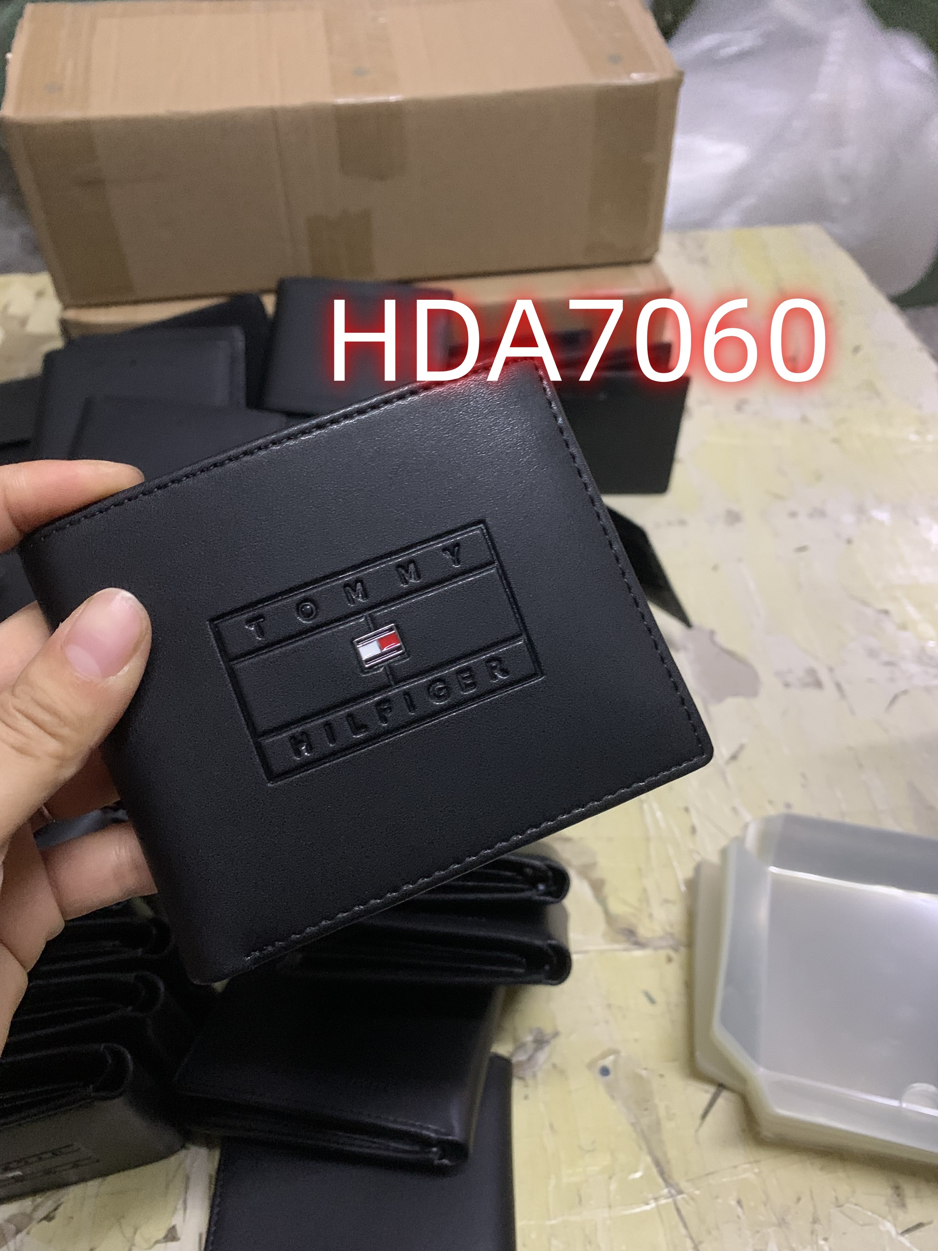 HDA7060 TOMMY wallet gallery
