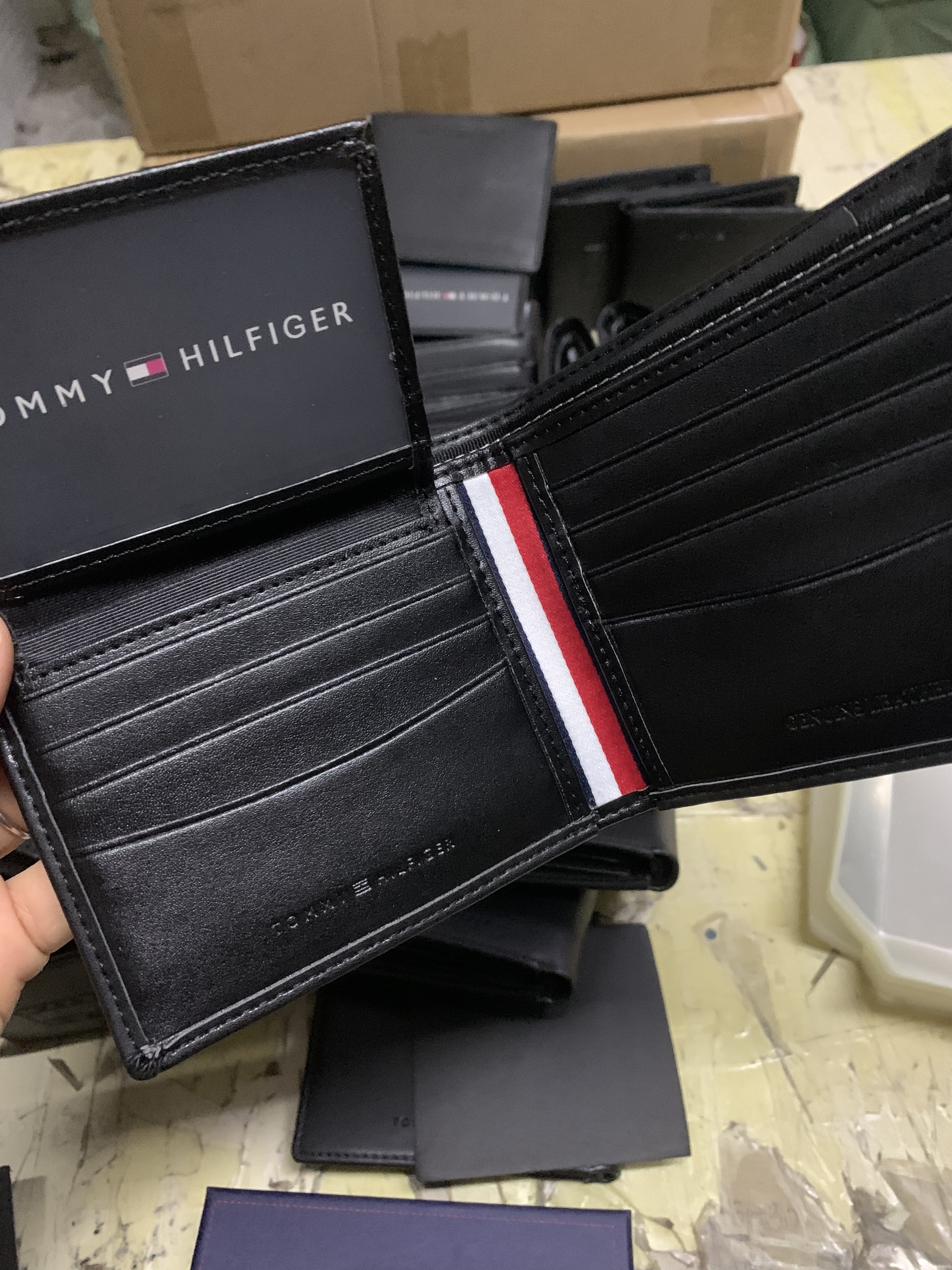 HDA7060 TOMMY wallet gallery