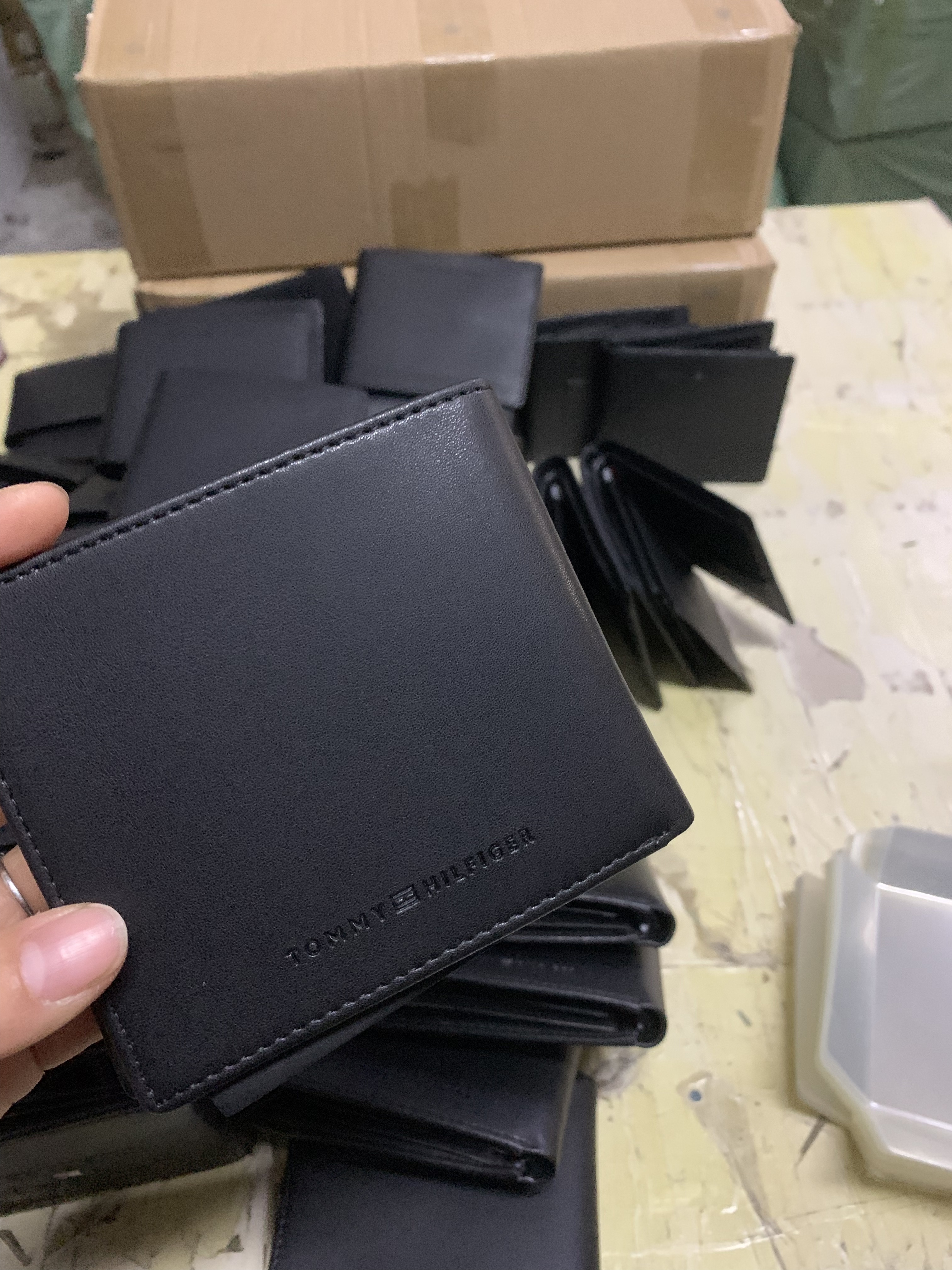 HDA7060 TOMMY wallet gallery