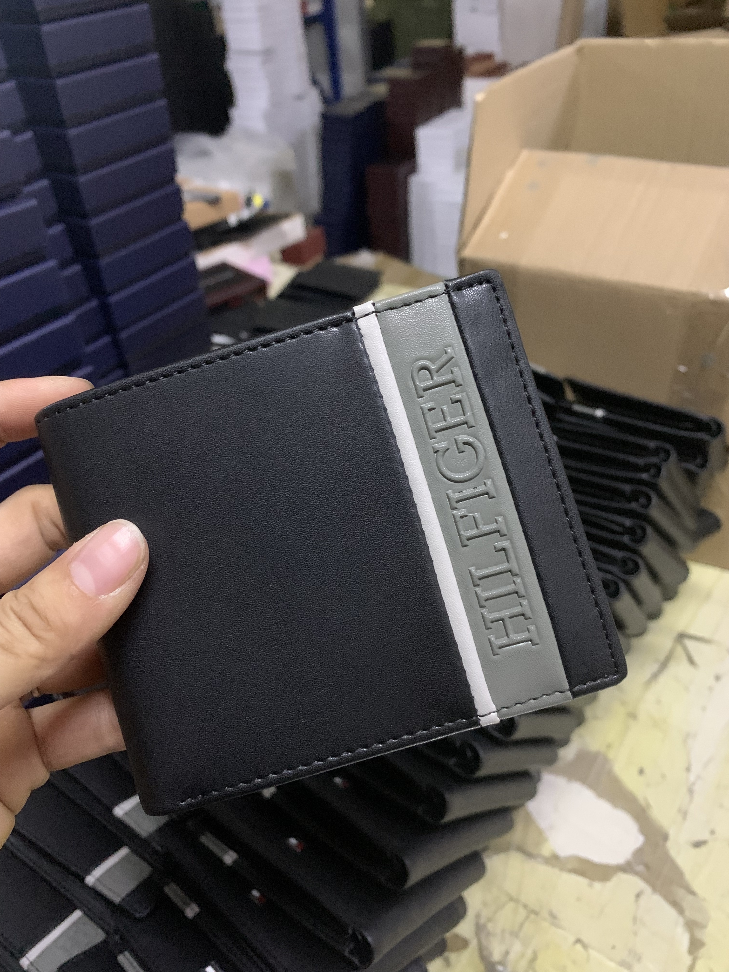 HDA7064 TOMMY wallet gallery