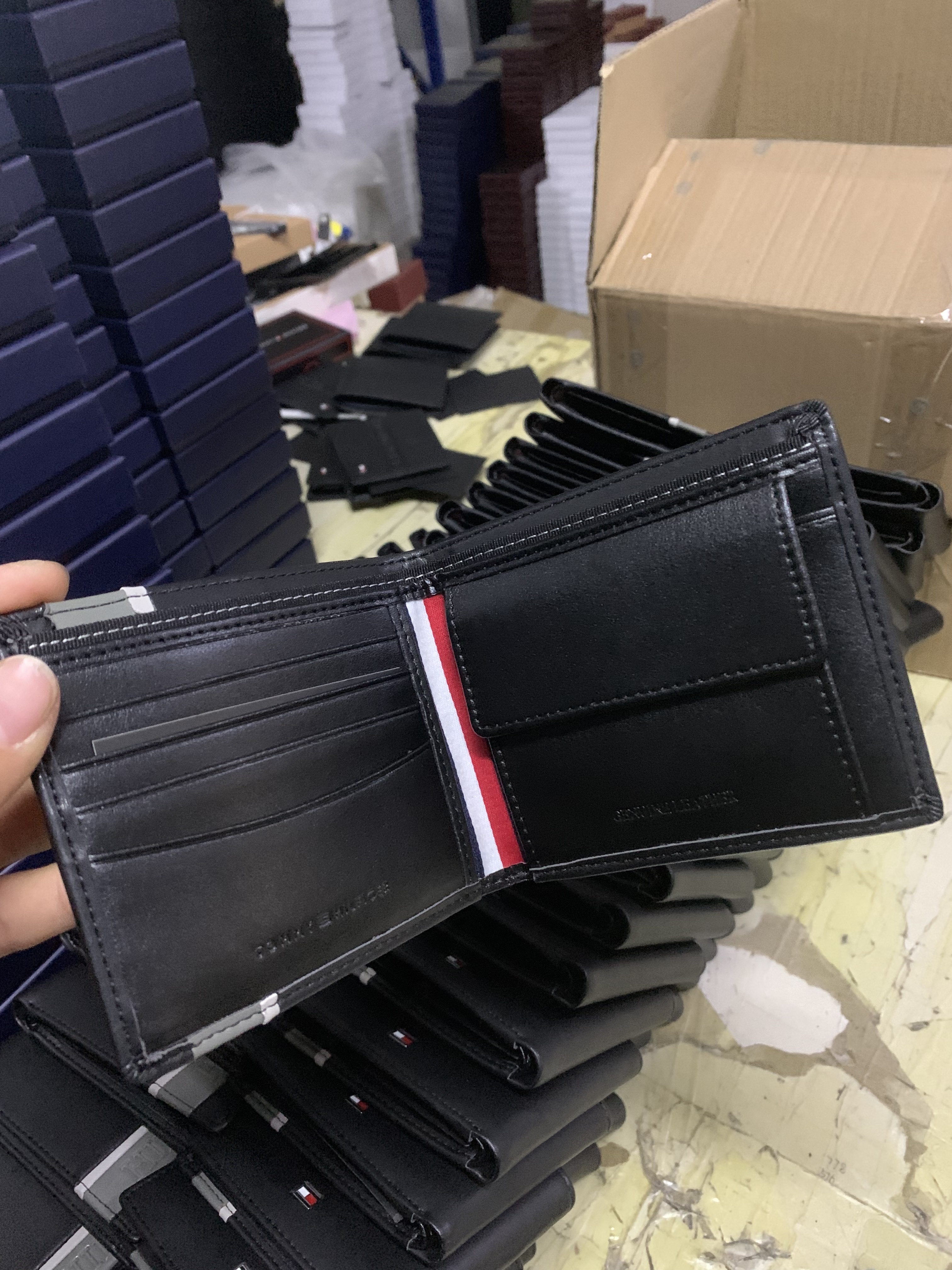 HDA7064 TOMMY wallet gallery