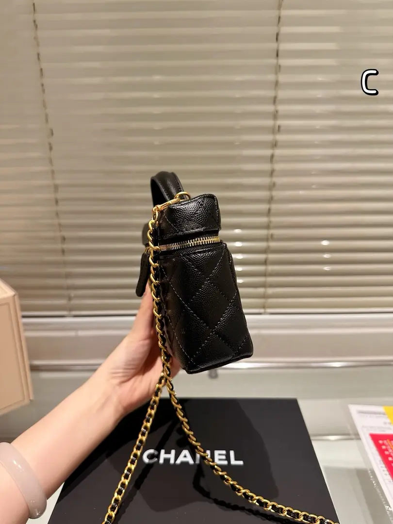 9360-59.99$-CHANEL-Golden logo gallery