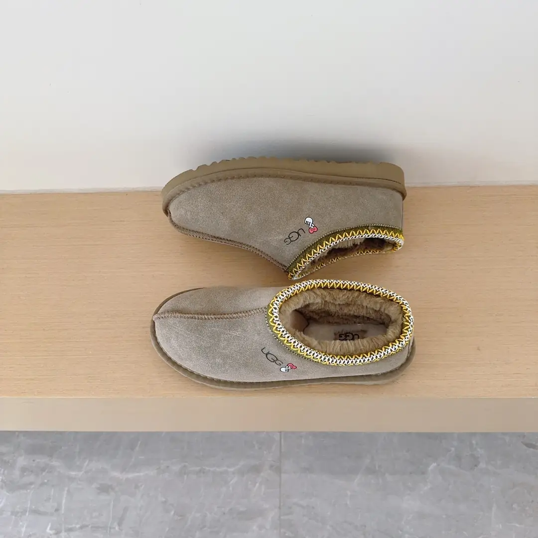 9475-52$-UGG gallery