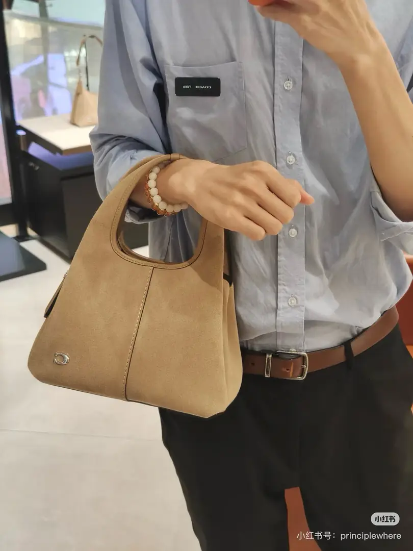 5162-64.8$-COACH gallery