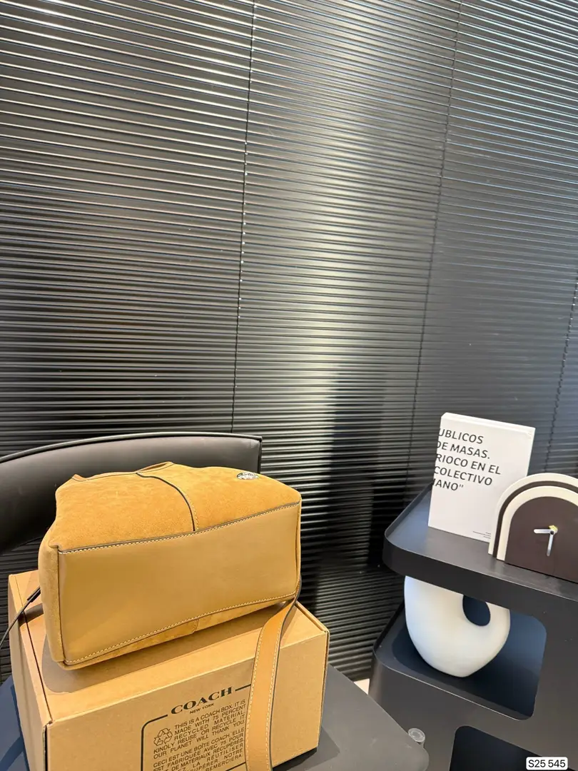 5162-64.8$-COACH gallery