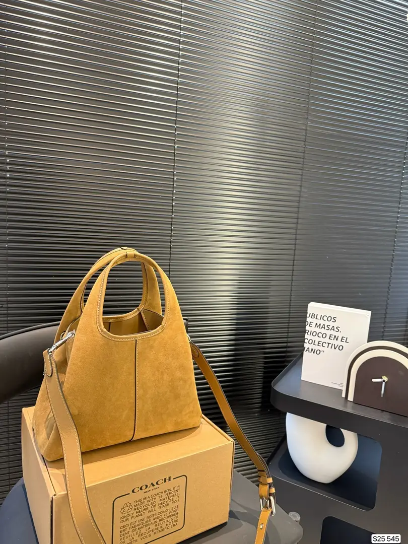 5162-64.8$-COACH gallery