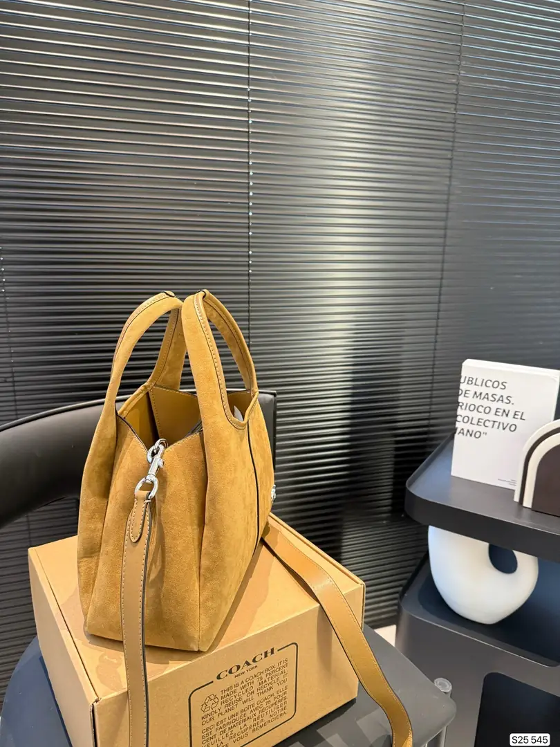 5162-64.8$-COACH gallery