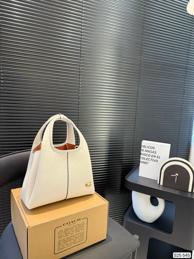 5162-64.8$-COACH gallery