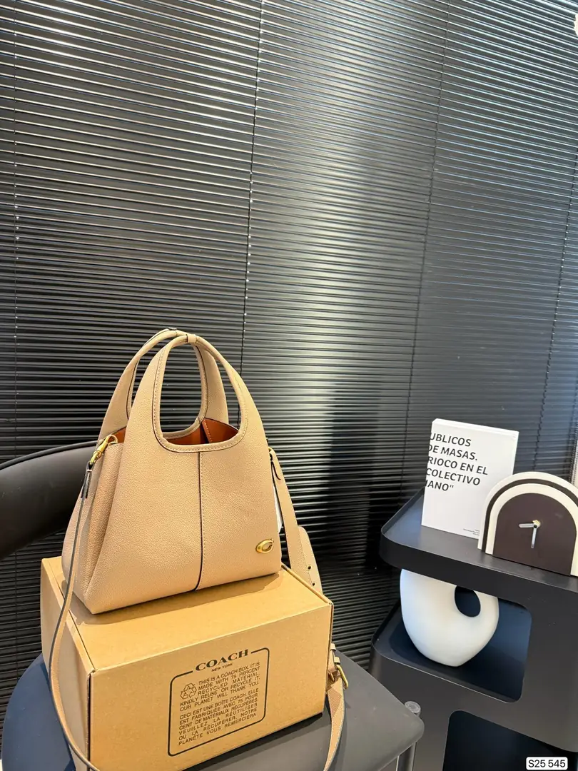 5162-64.8$-COACH gallery