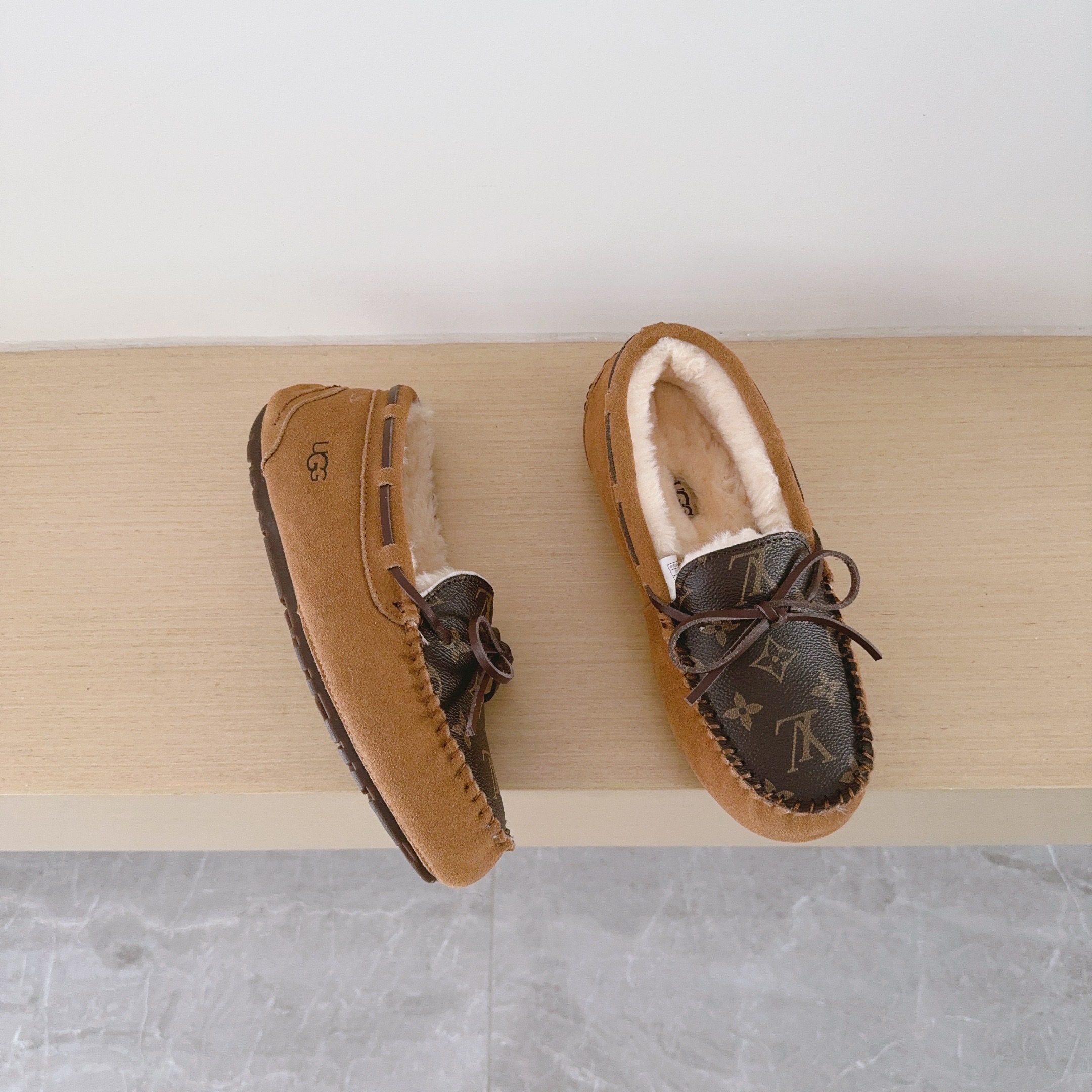 5689-53$-UGG-LV gallery
