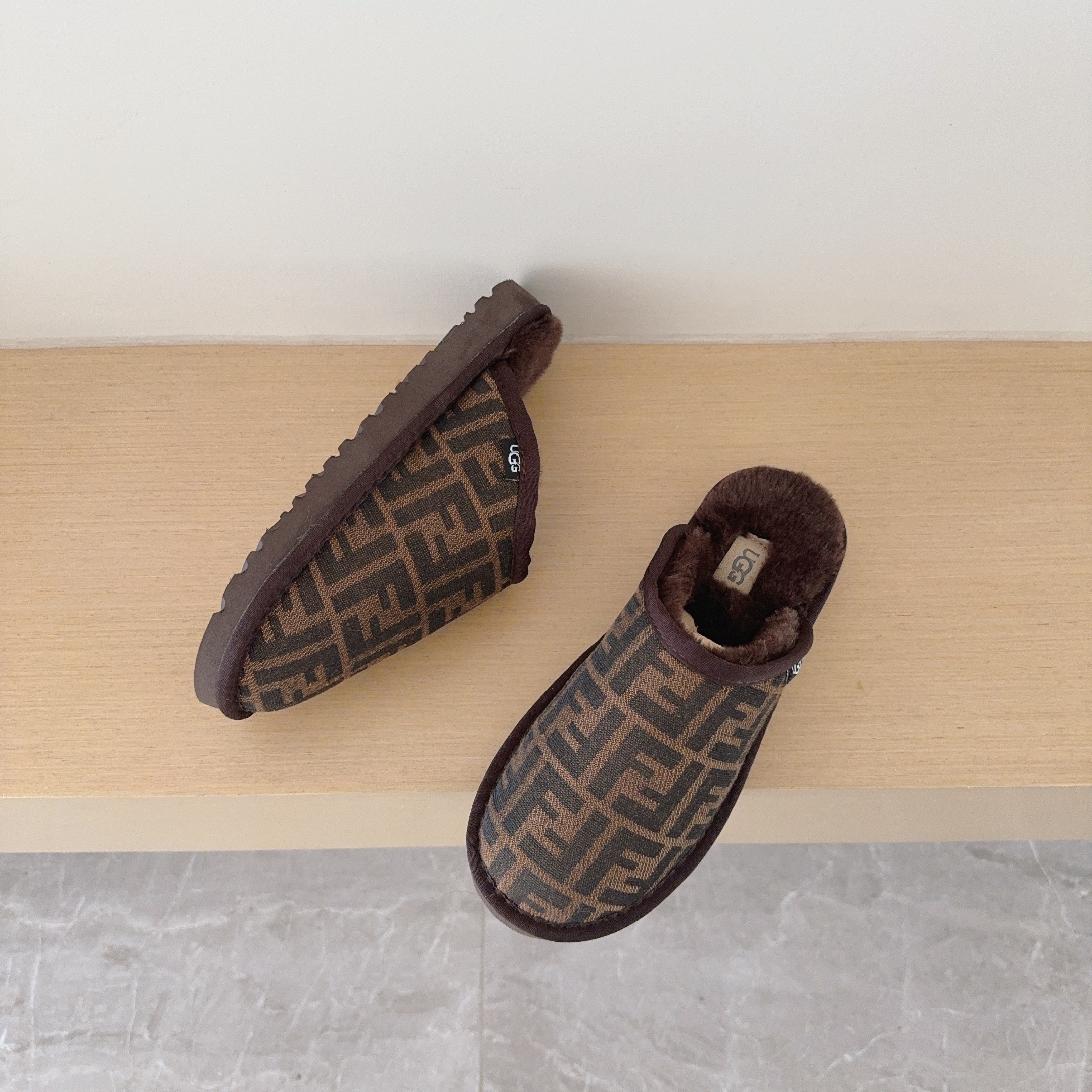 5696-45$-UGG gallery