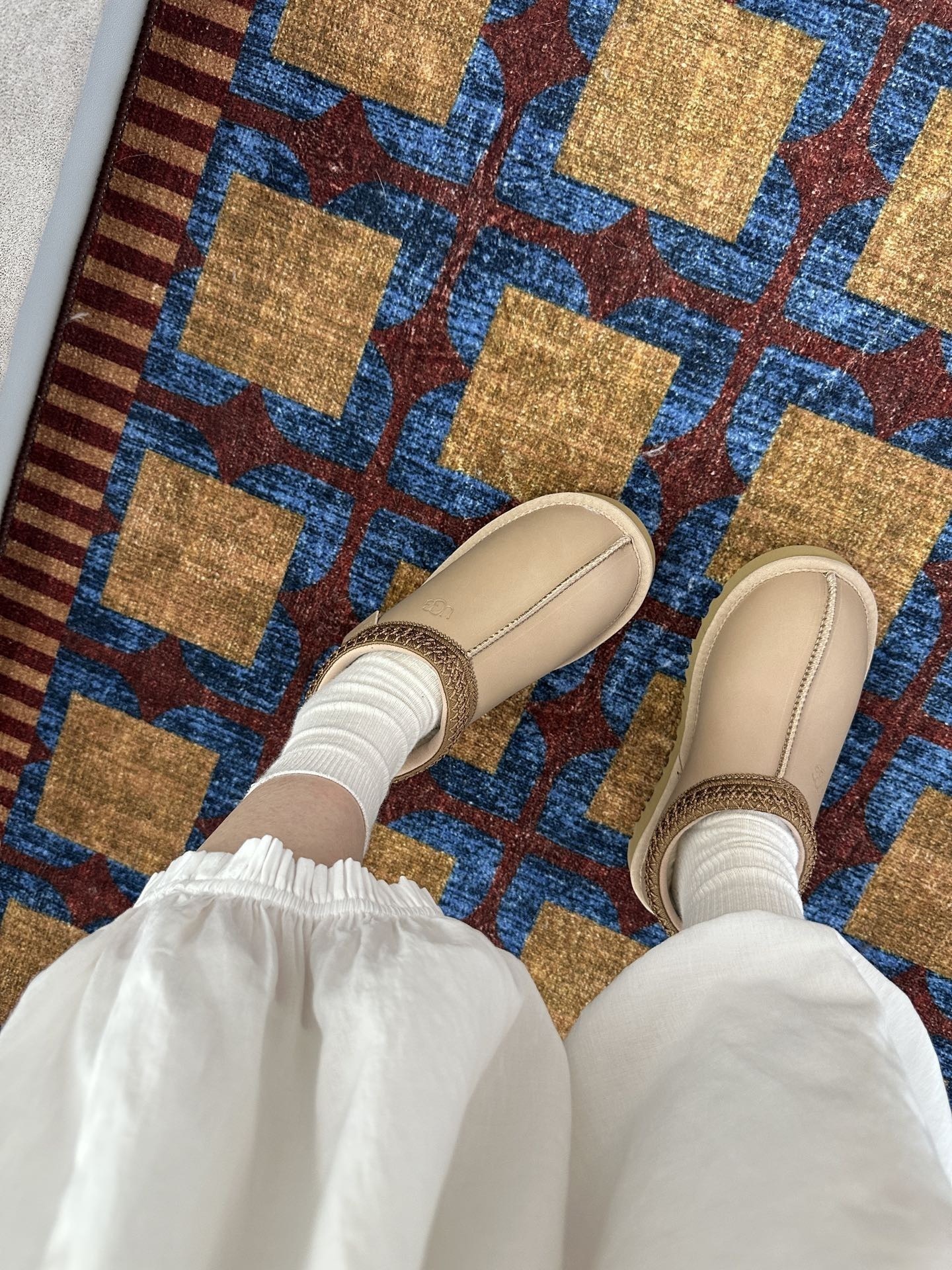 5827-52$-UGG gallery