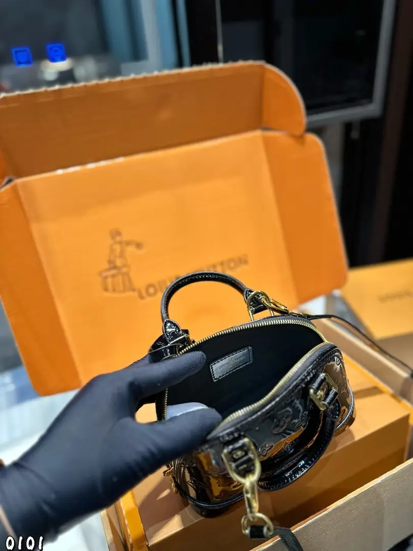 5851-59.9$-LV gallery