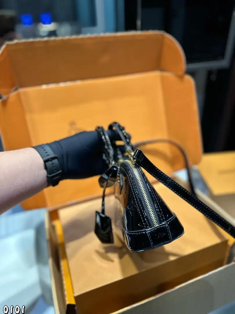 5851-59.9$-LV gallery