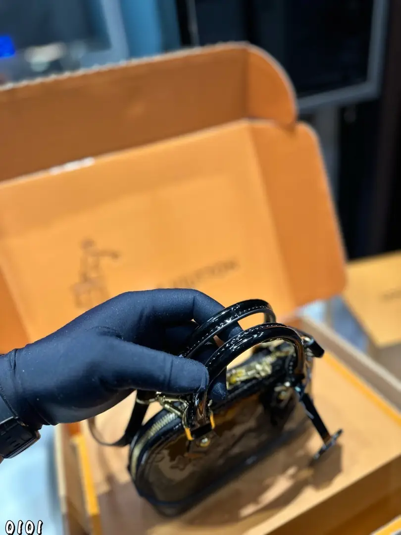 5851-59.9$-LV gallery