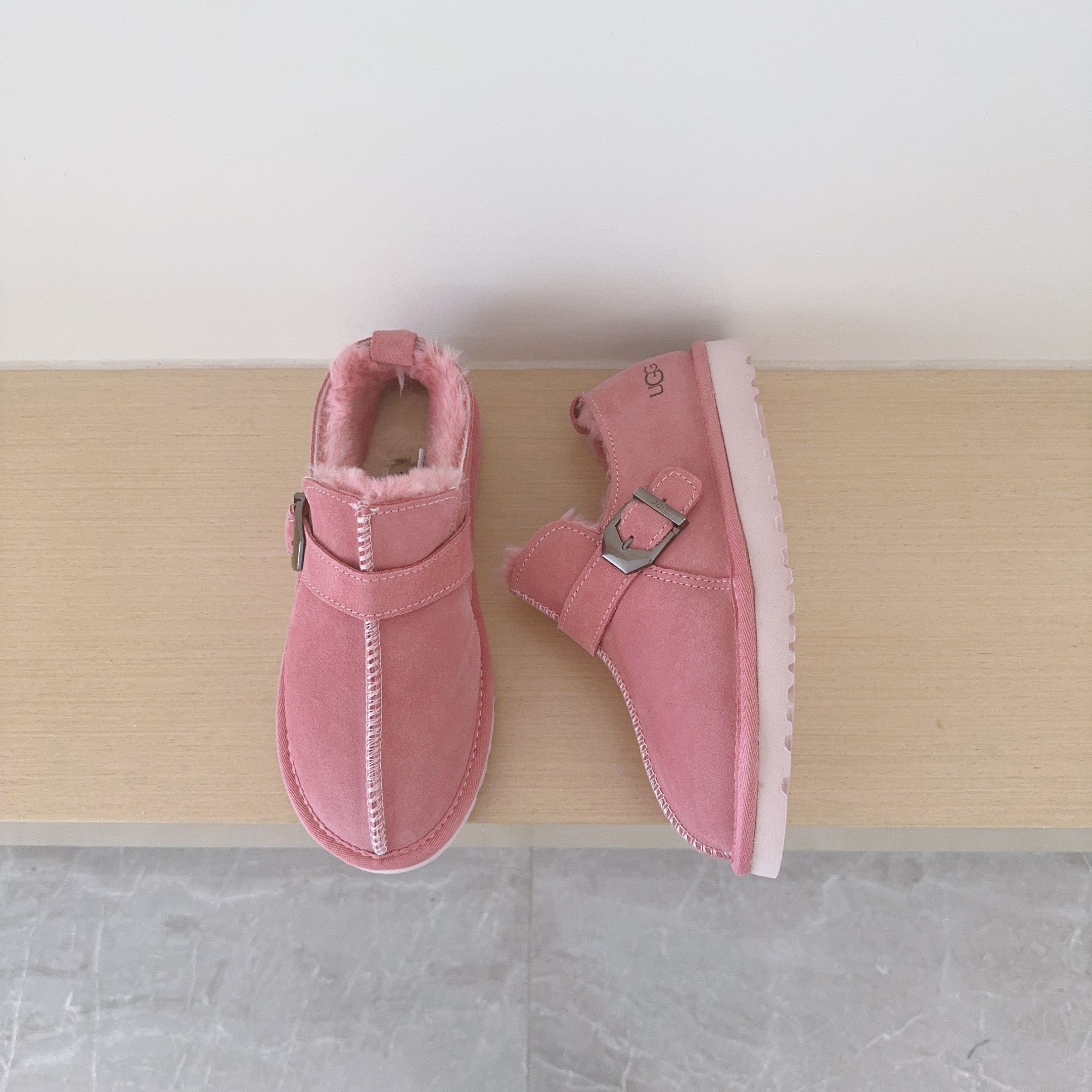 5882-53$-UGG gallery