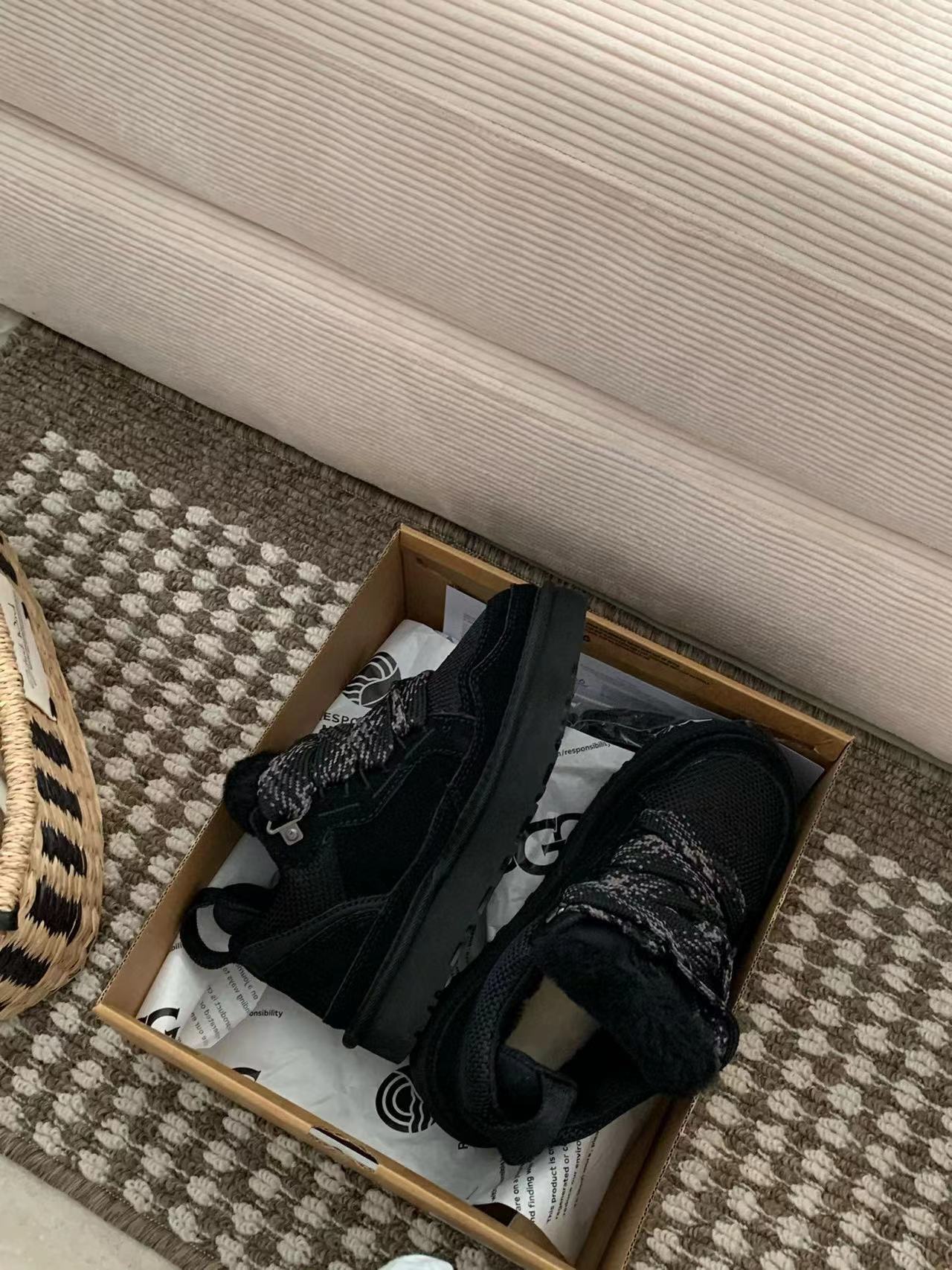 5969-85$-UGG gallery