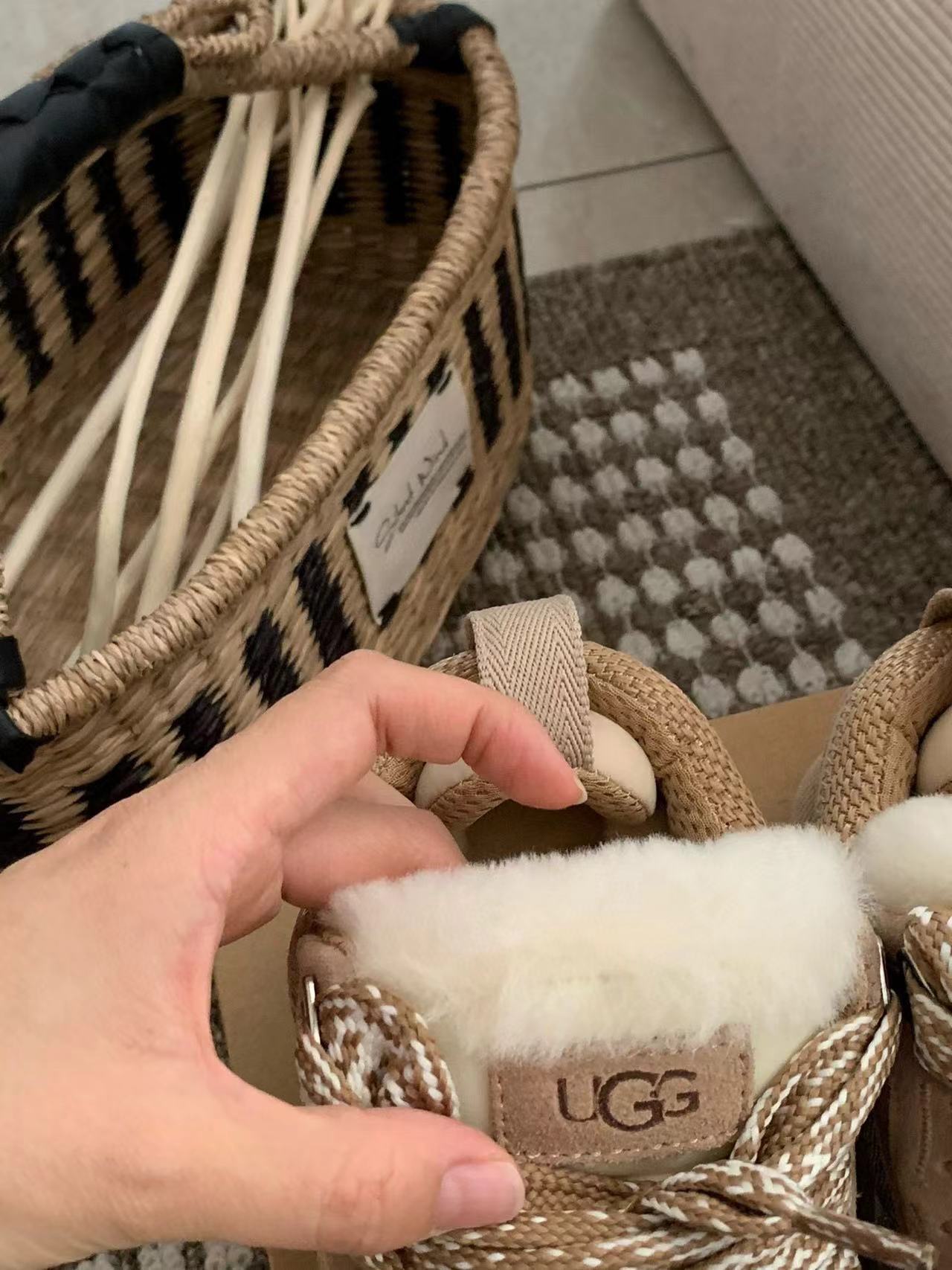 5969-85$-UGG gallery