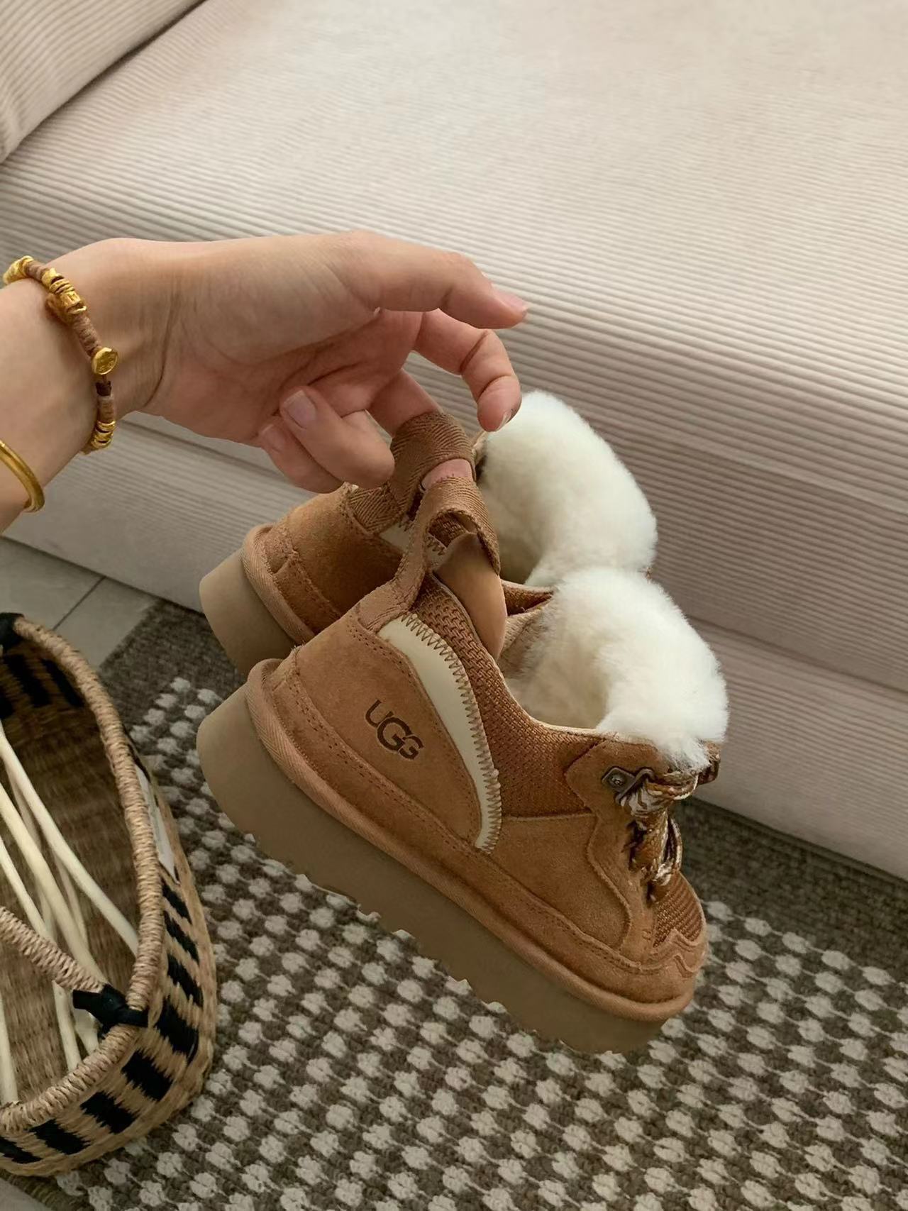 5969-85$-UGG gallery