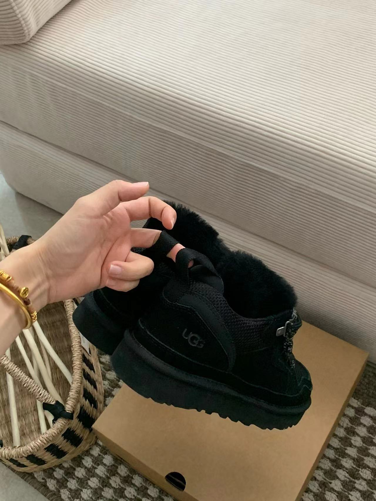 5969-85$-UGG gallery