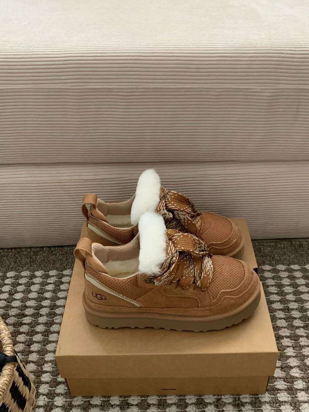 5969-85$-UGG gallery