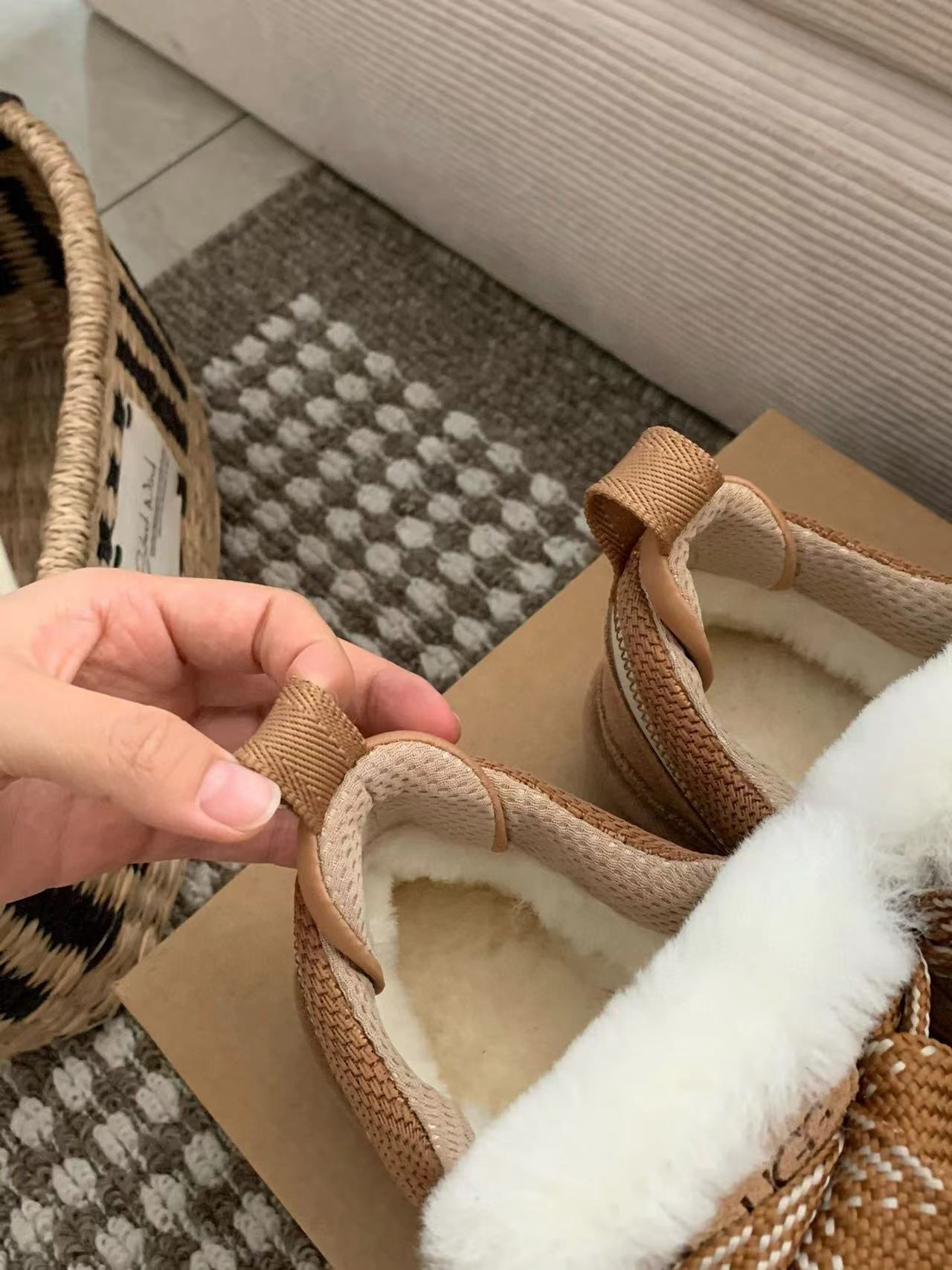 5969-85$-UGG gallery