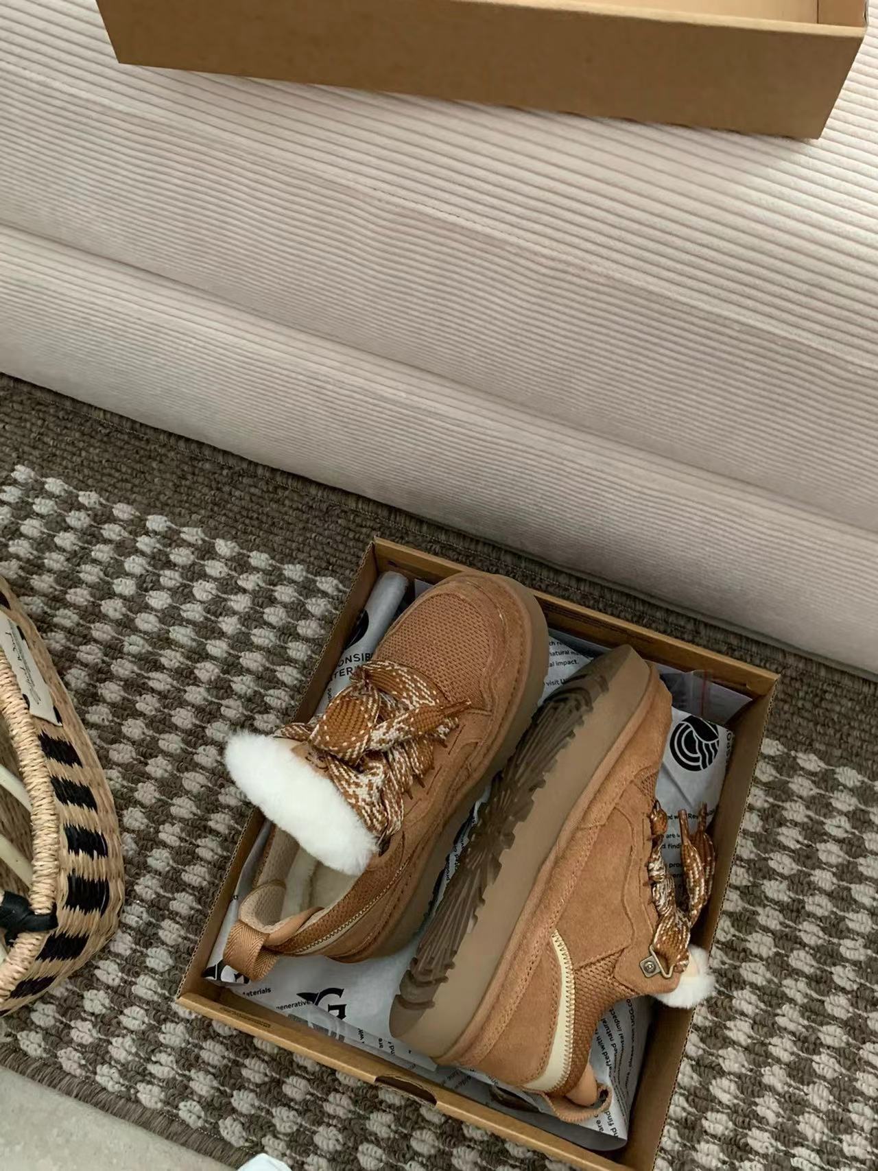 5969-85$-UGG gallery