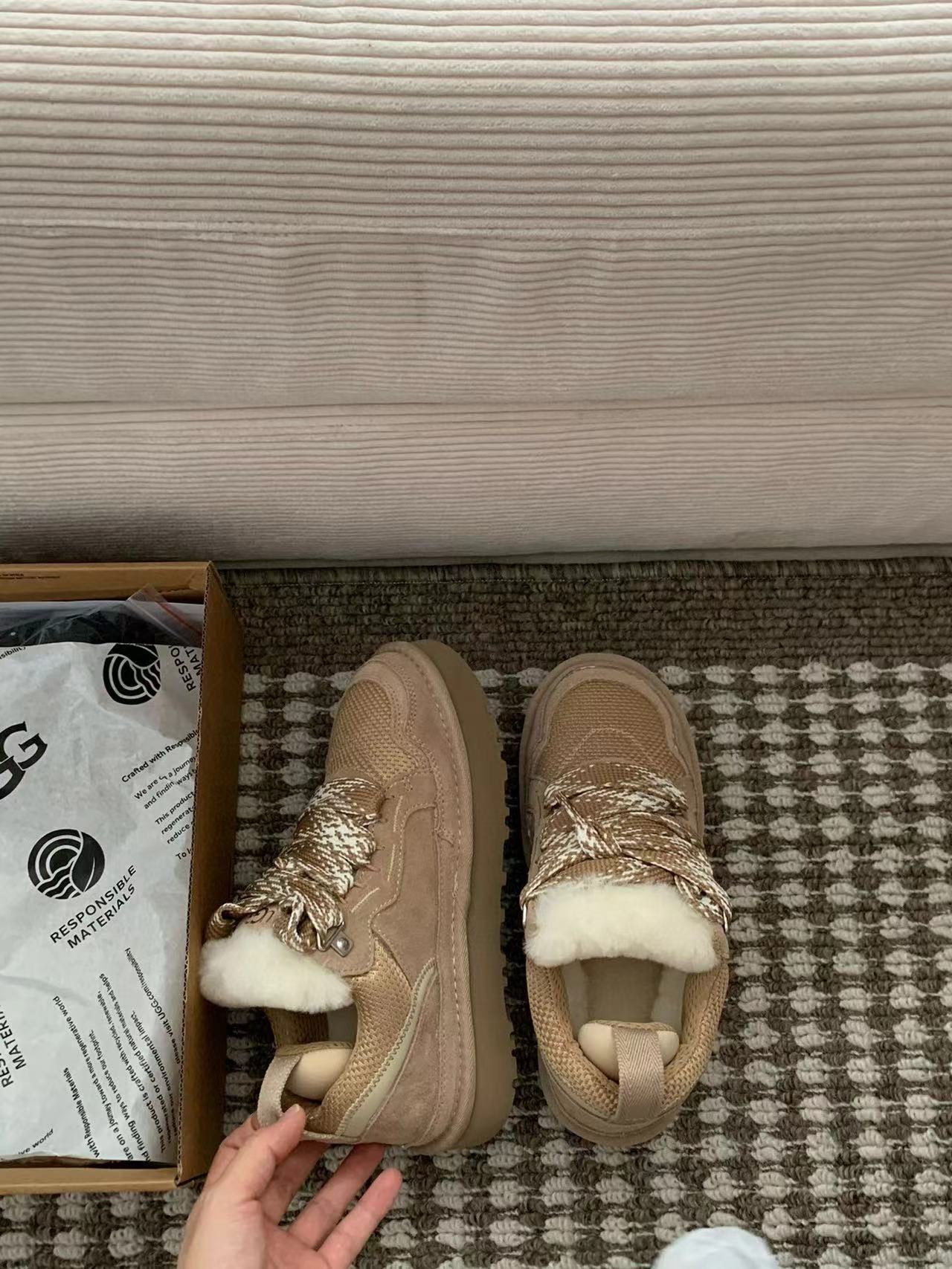 5969-85$-UGG gallery