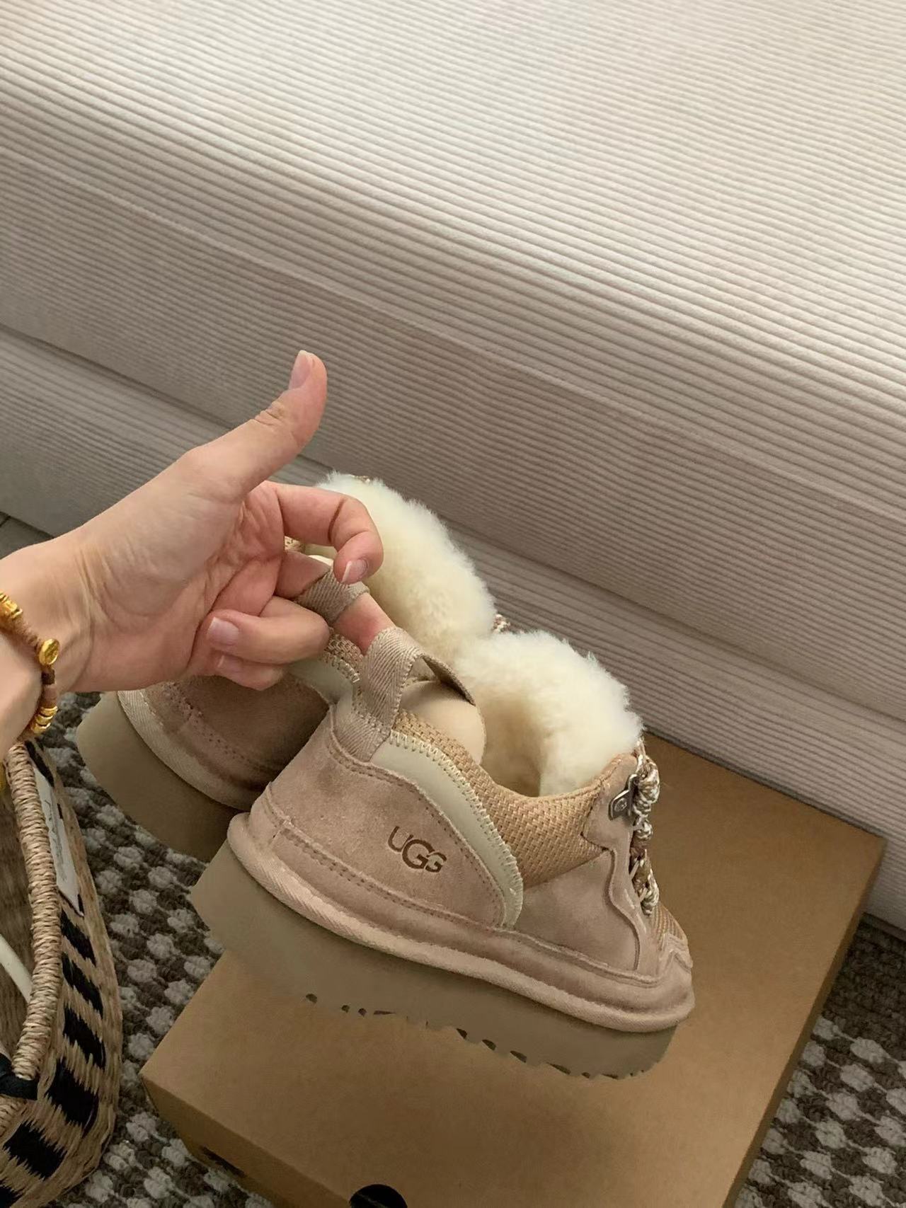 5969-85$-UGG gallery