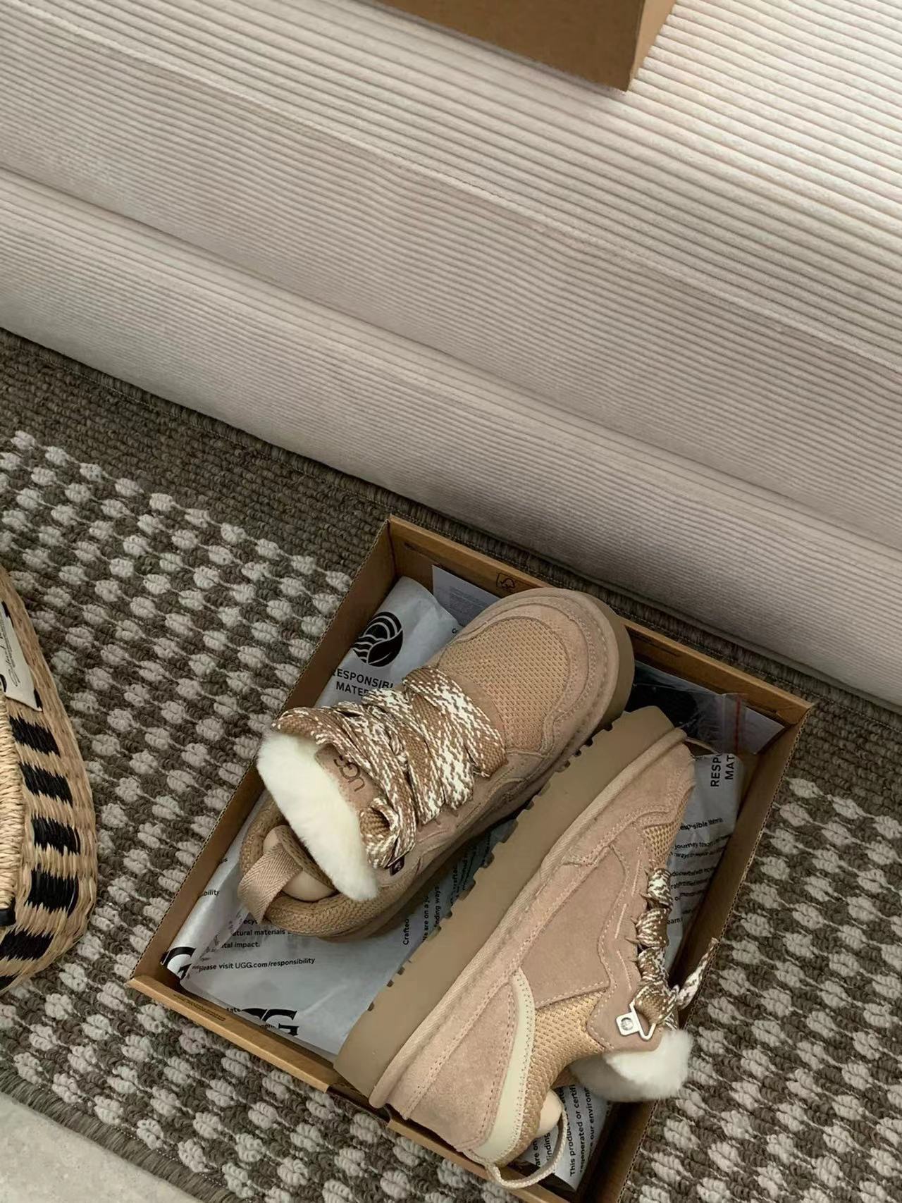 5969-85$-UGG gallery