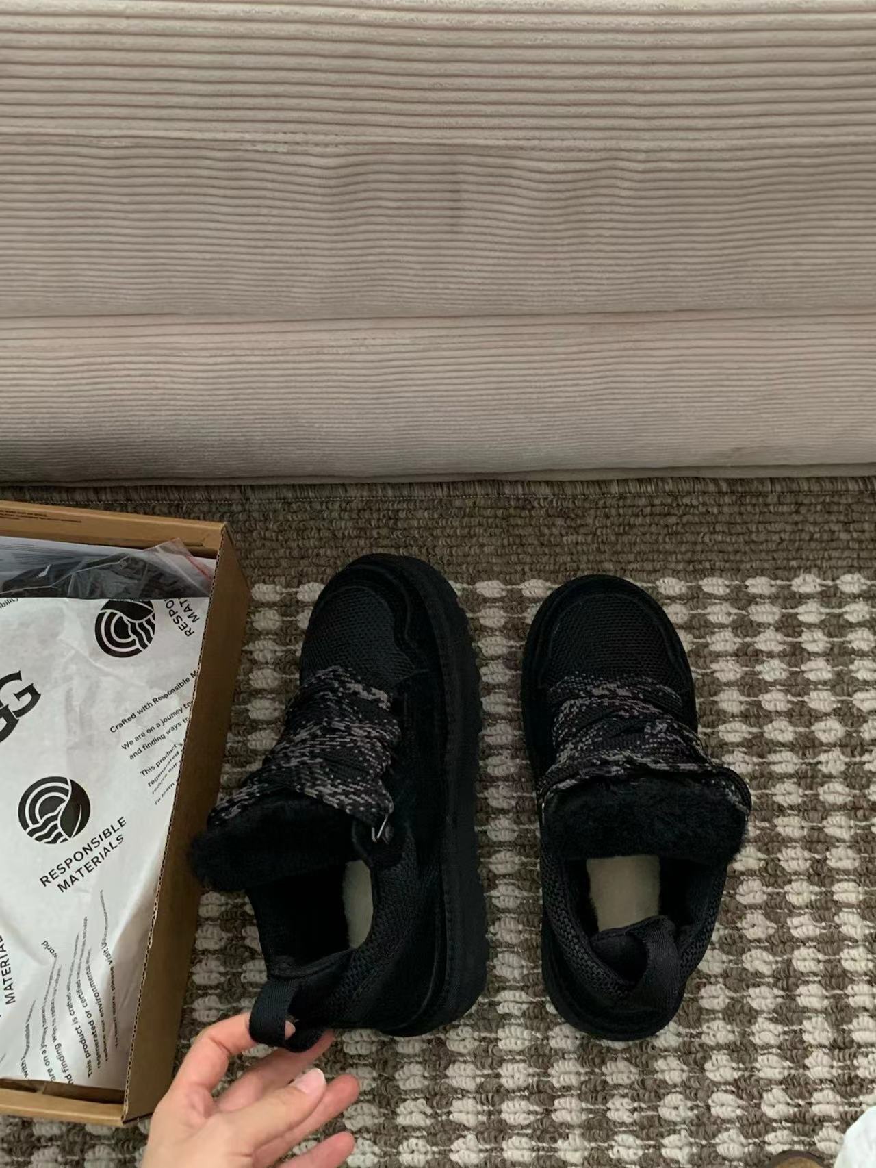 5969-85$-UGG gallery