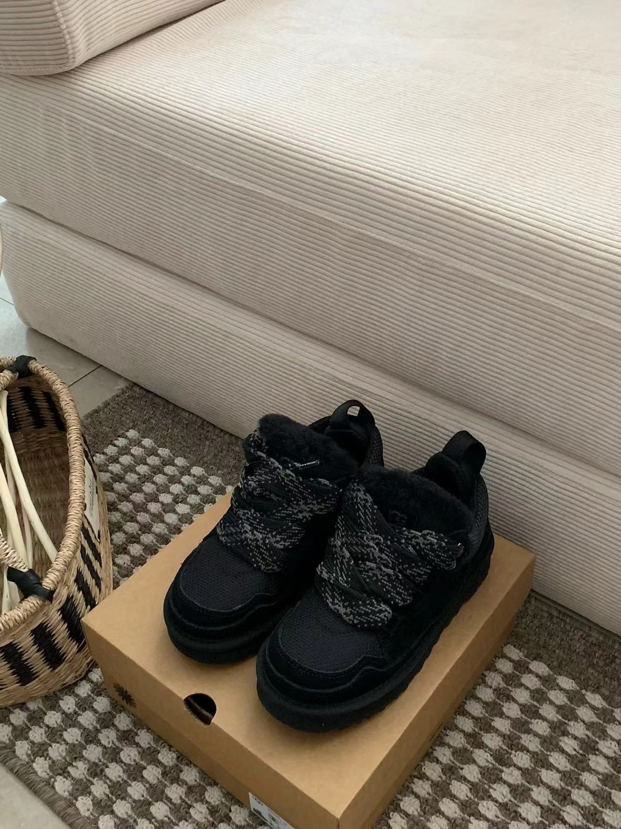 5969-85$-UGG gallery