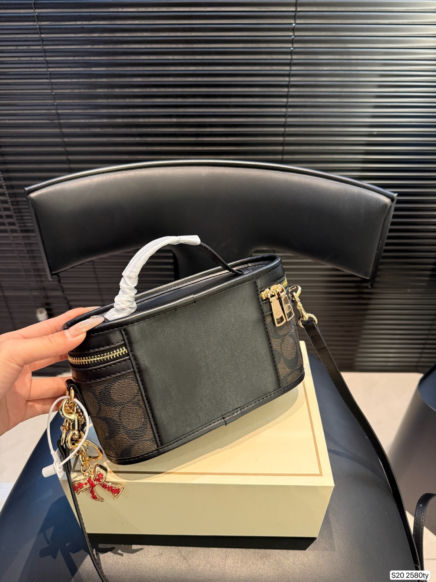 6085-59.8$-COACH gallery