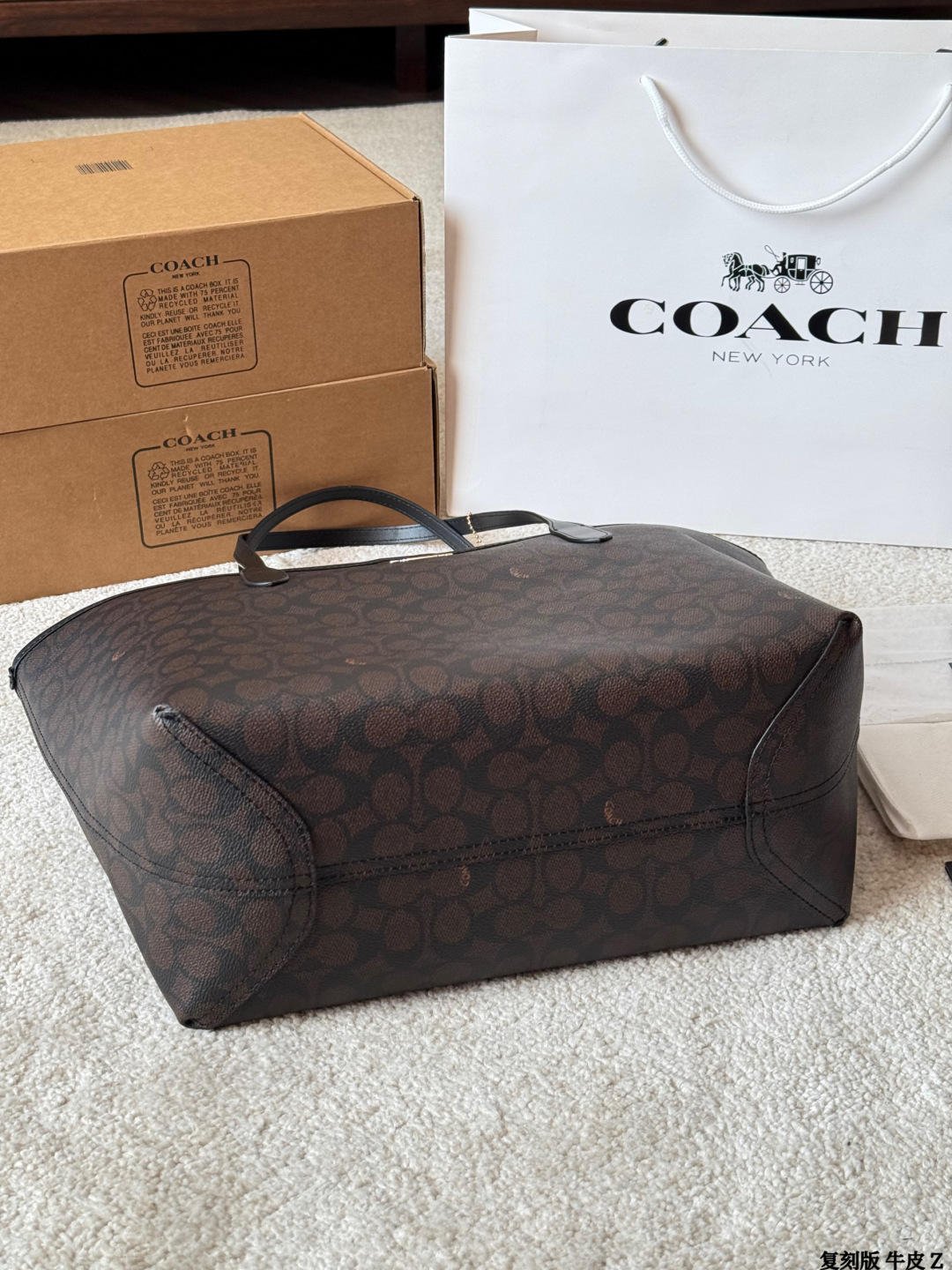 6087-62$-COACH gallery