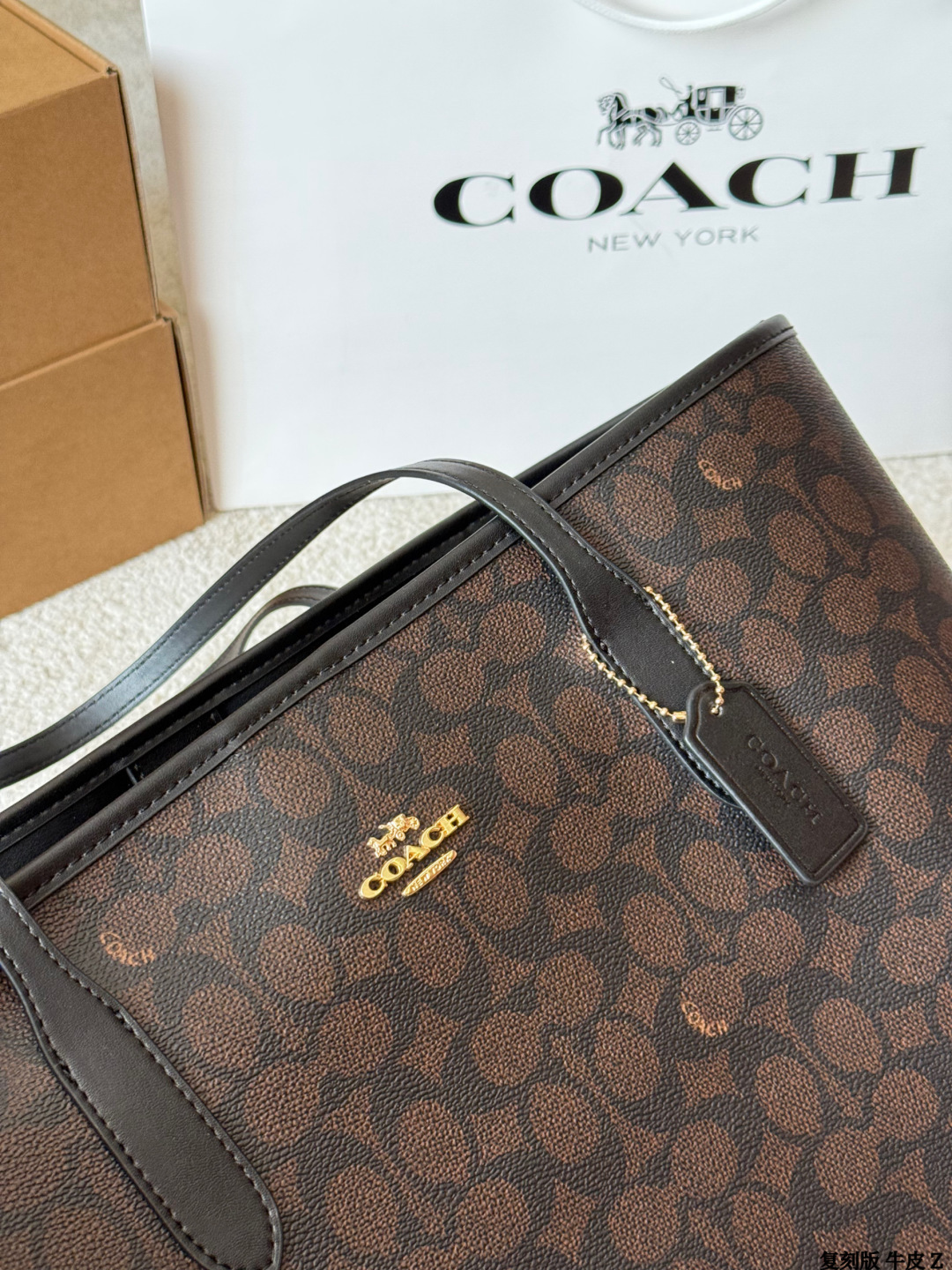 6087-62$-COACH gallery