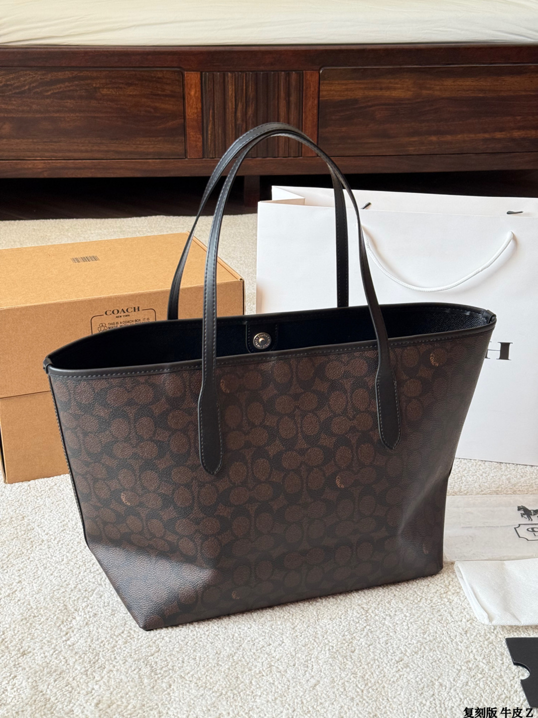 6087-62$-COACH gallery