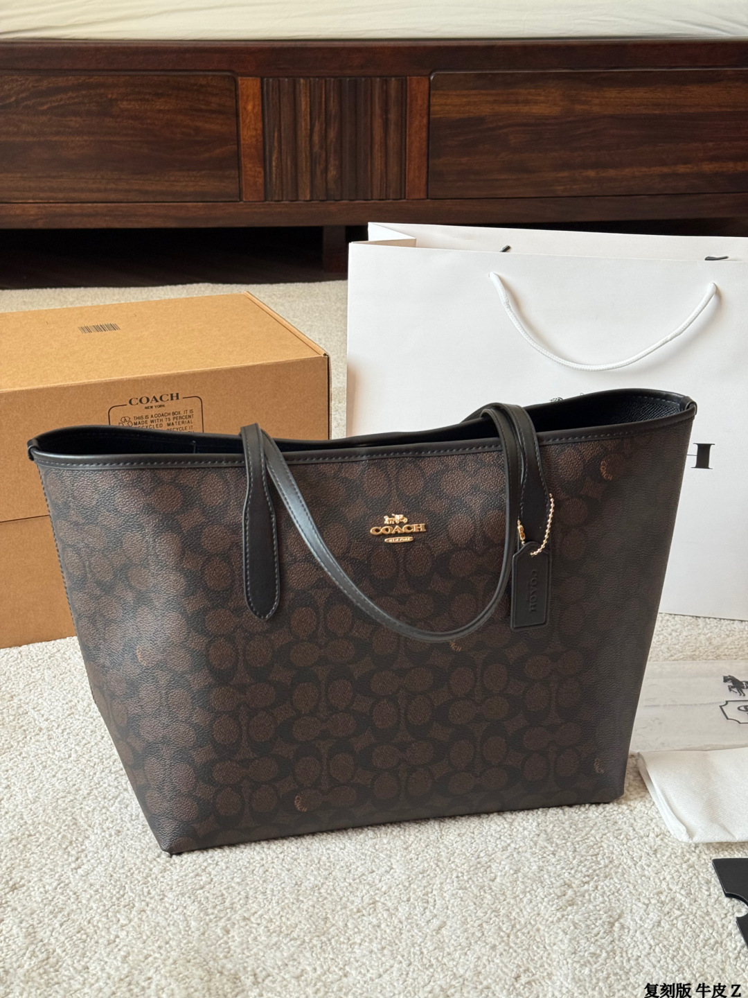 6087-62$-COACH gallery