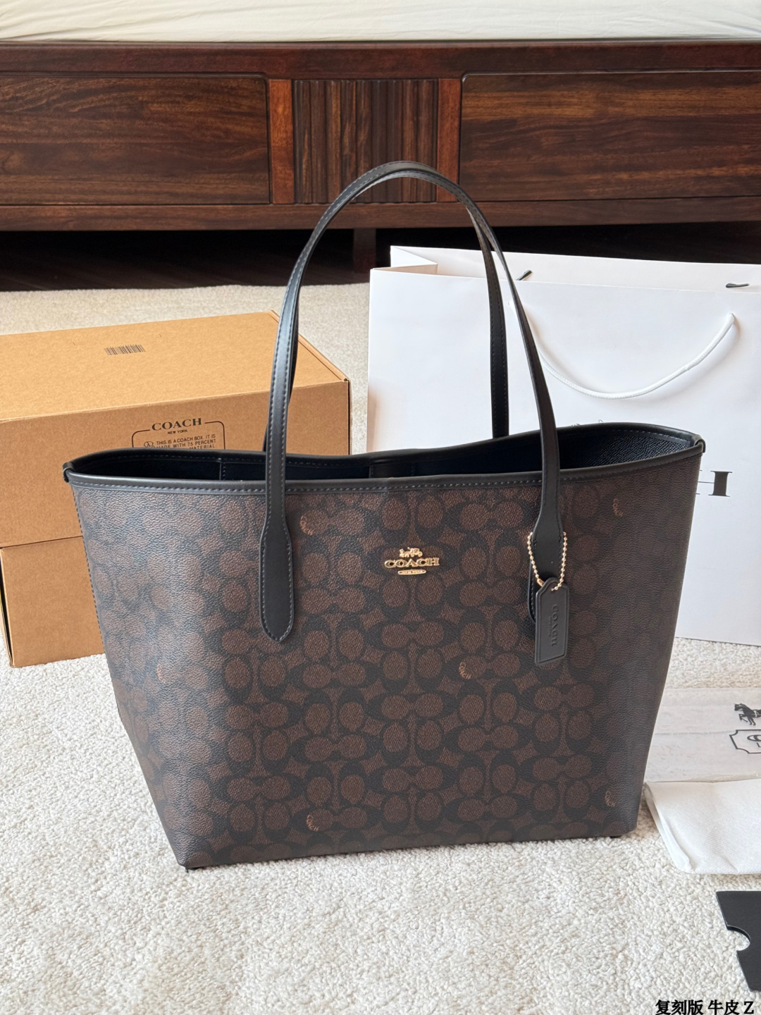 6087-62$-COACH gallery