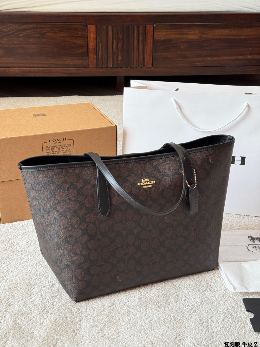 6087-62$-COACH gallery